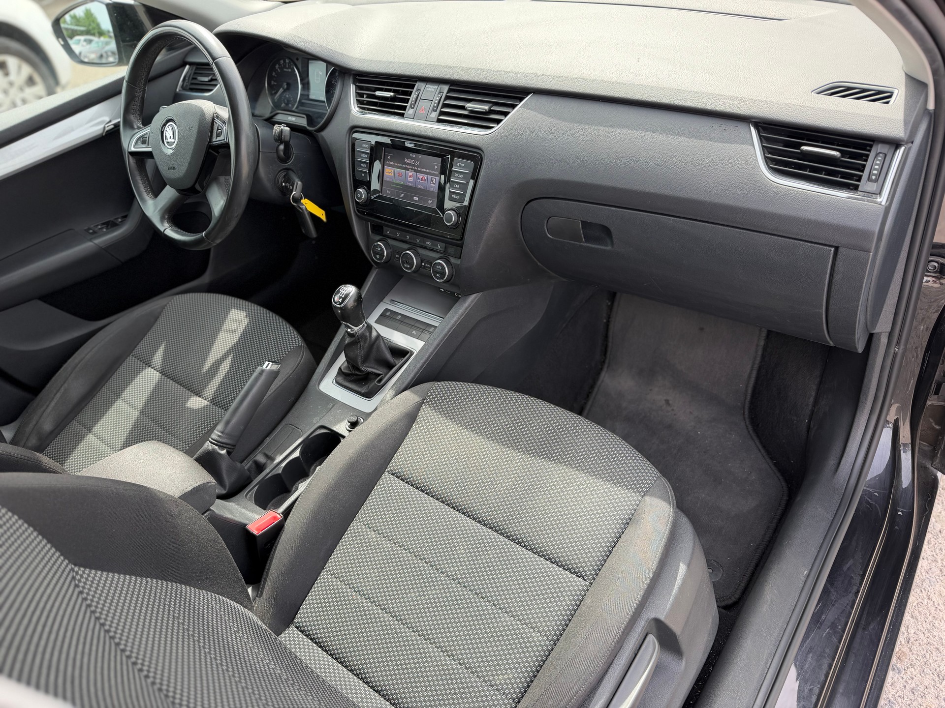 SKODA Octavia Combi 1.6 TDI Elegance 4x4-image-13