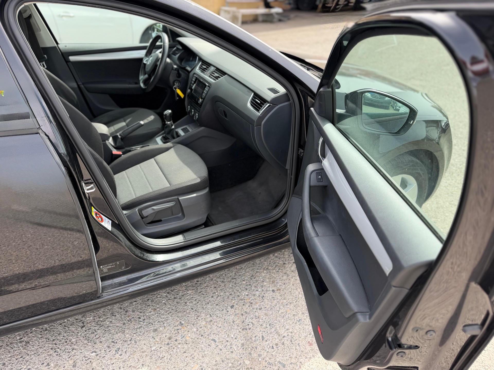 SKODA Octavia Combi 1.6 TDI Elegance 4x4-image-11