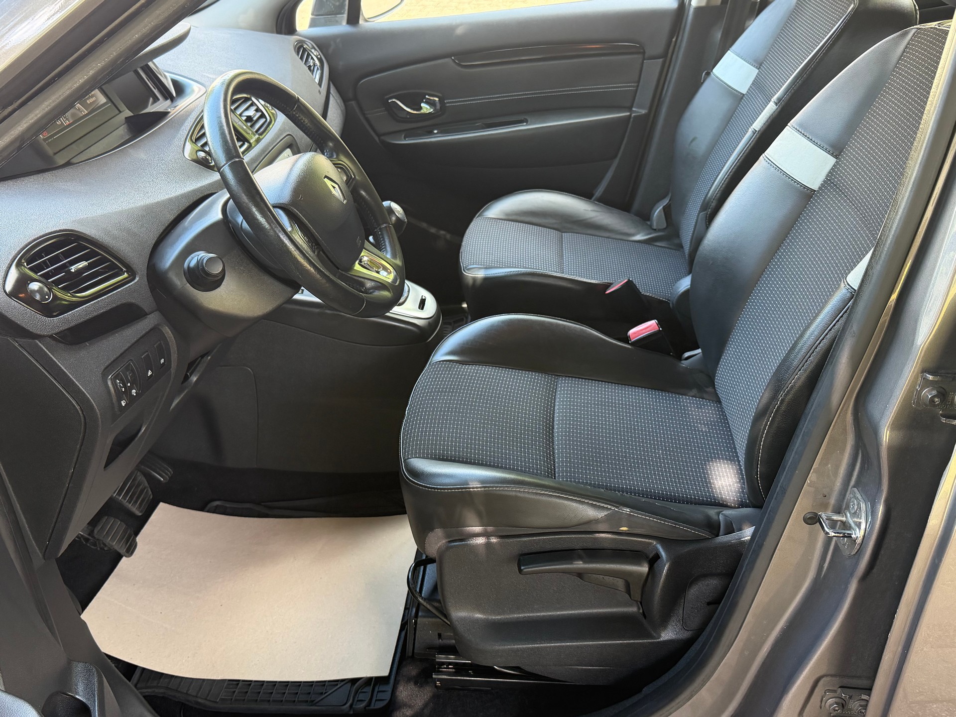 RENAULT Scénic 1.5 dCi Dynamique-image-9