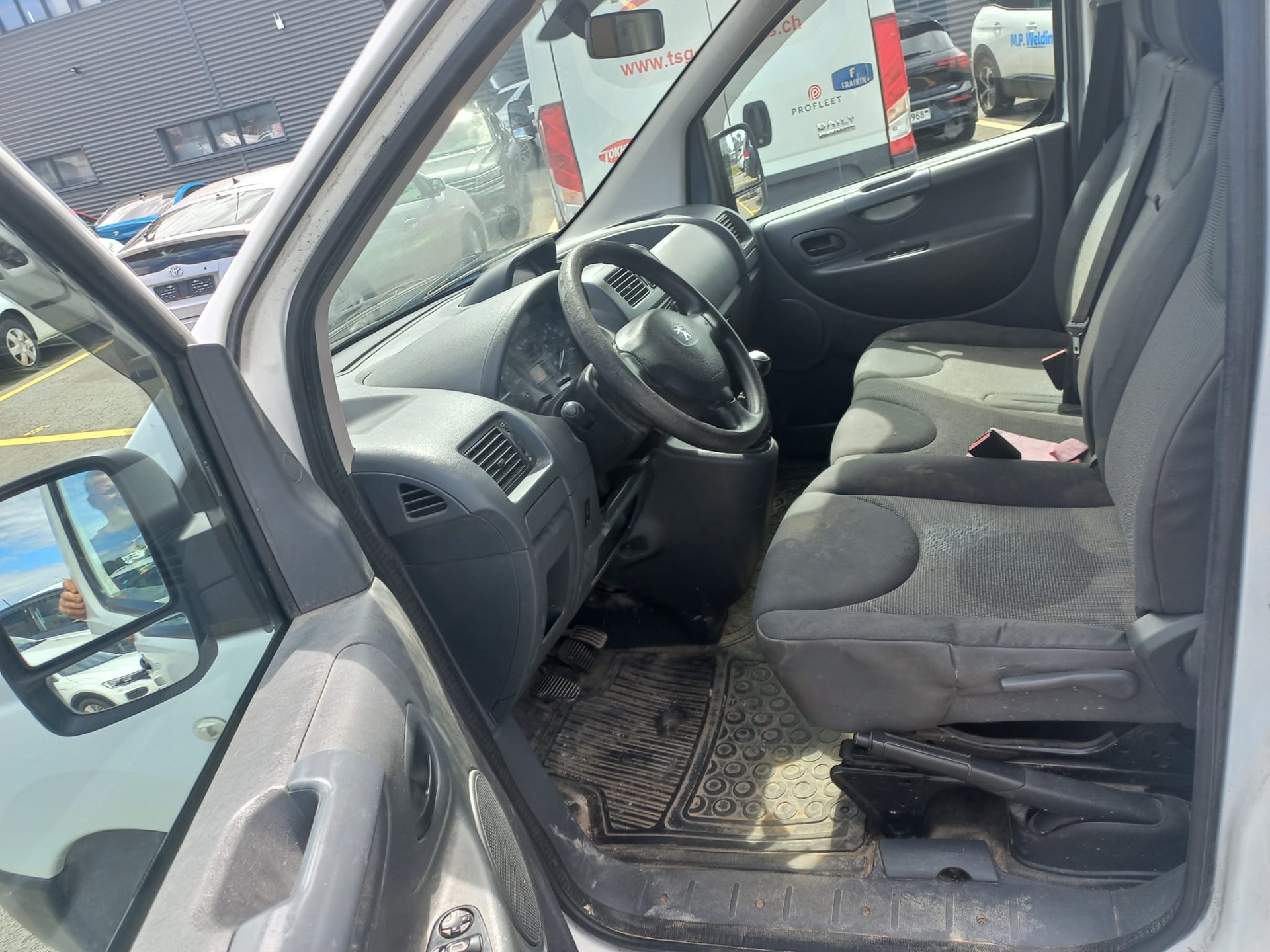 PEUGEOT Expert 2.0 HDi 229 L2H1-image-10