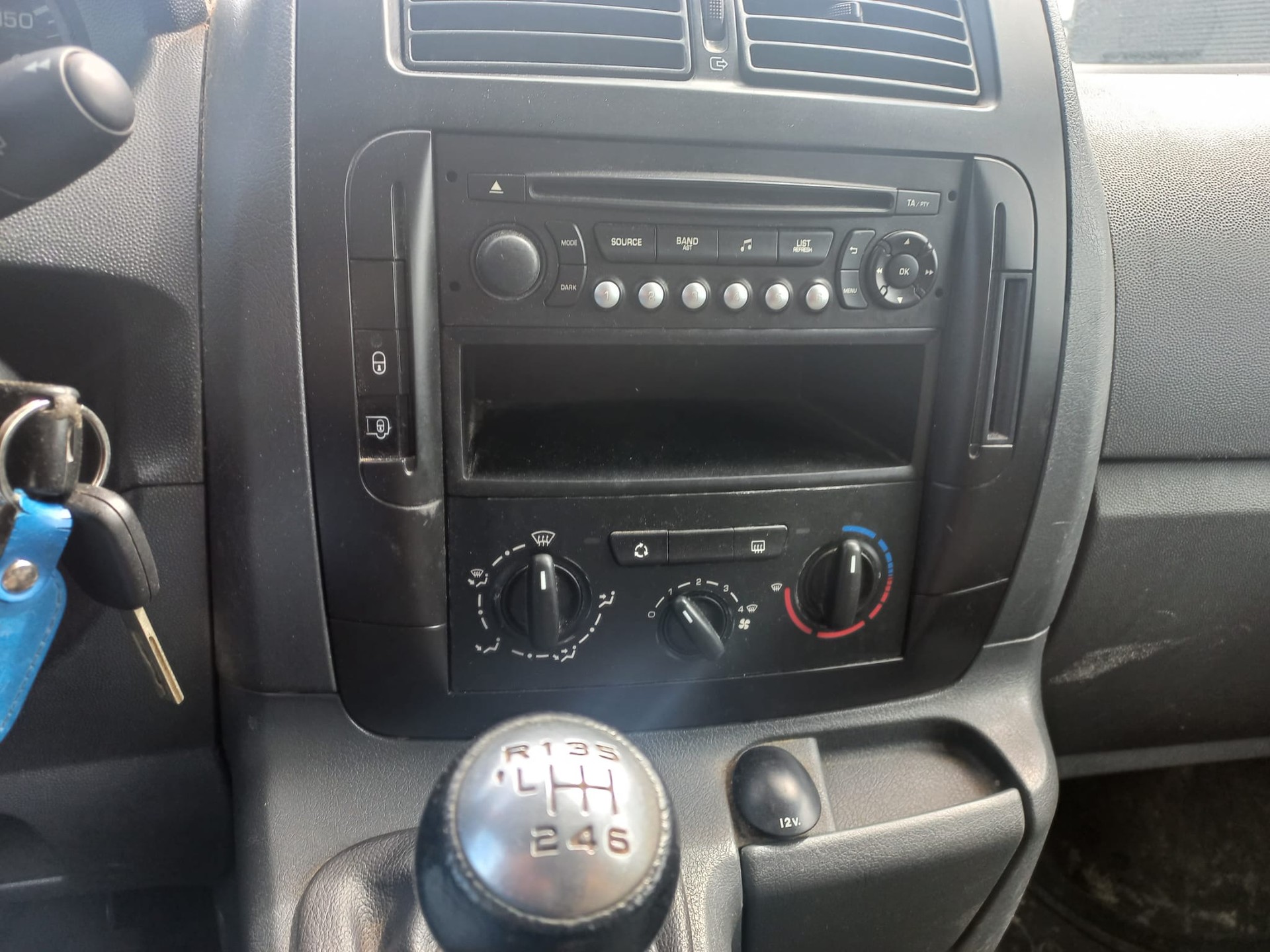 PEUGEOT Expert 2.0 HDi 229 L2H1-image-8