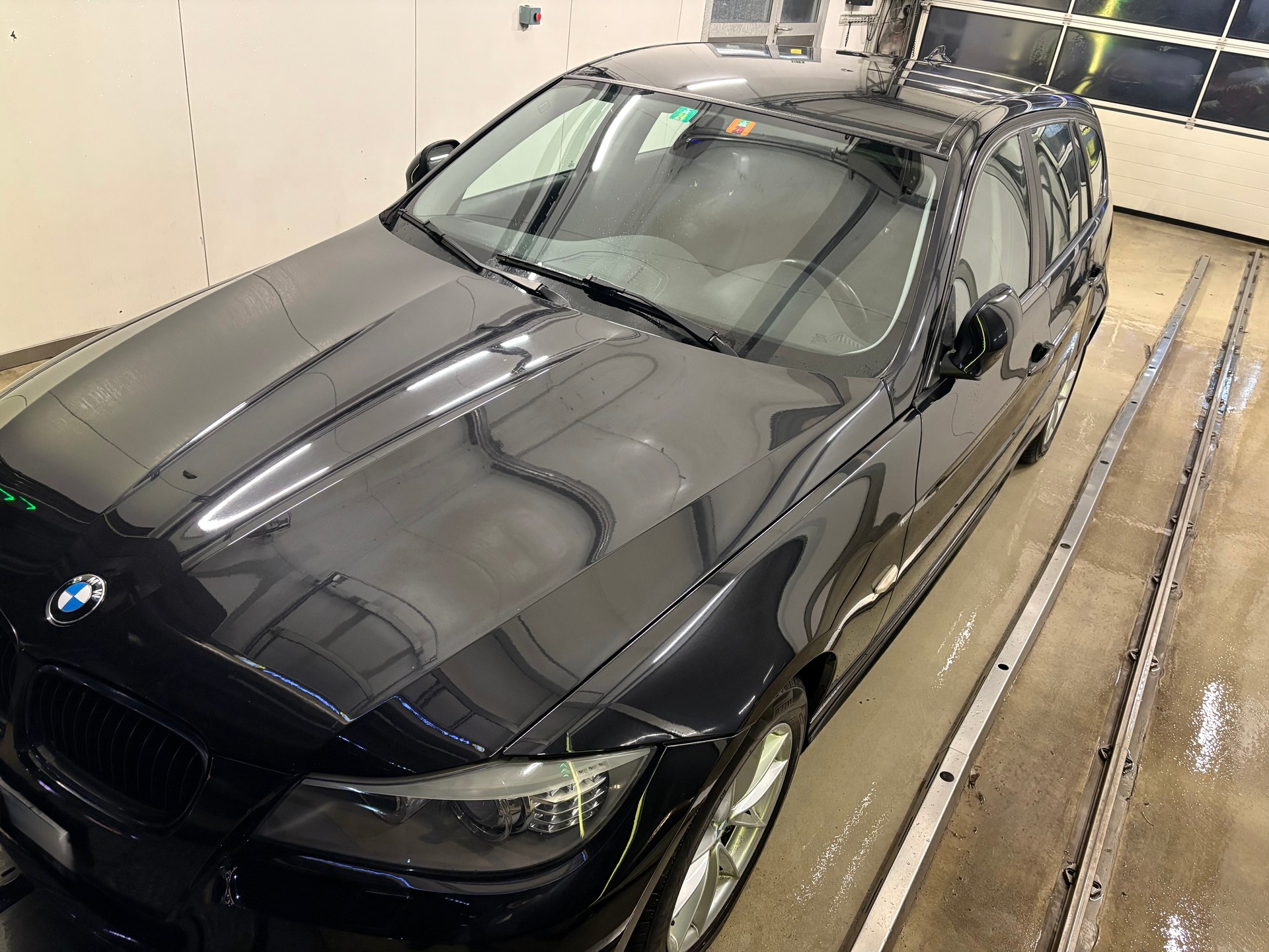 BMW 320i Touring-image-1