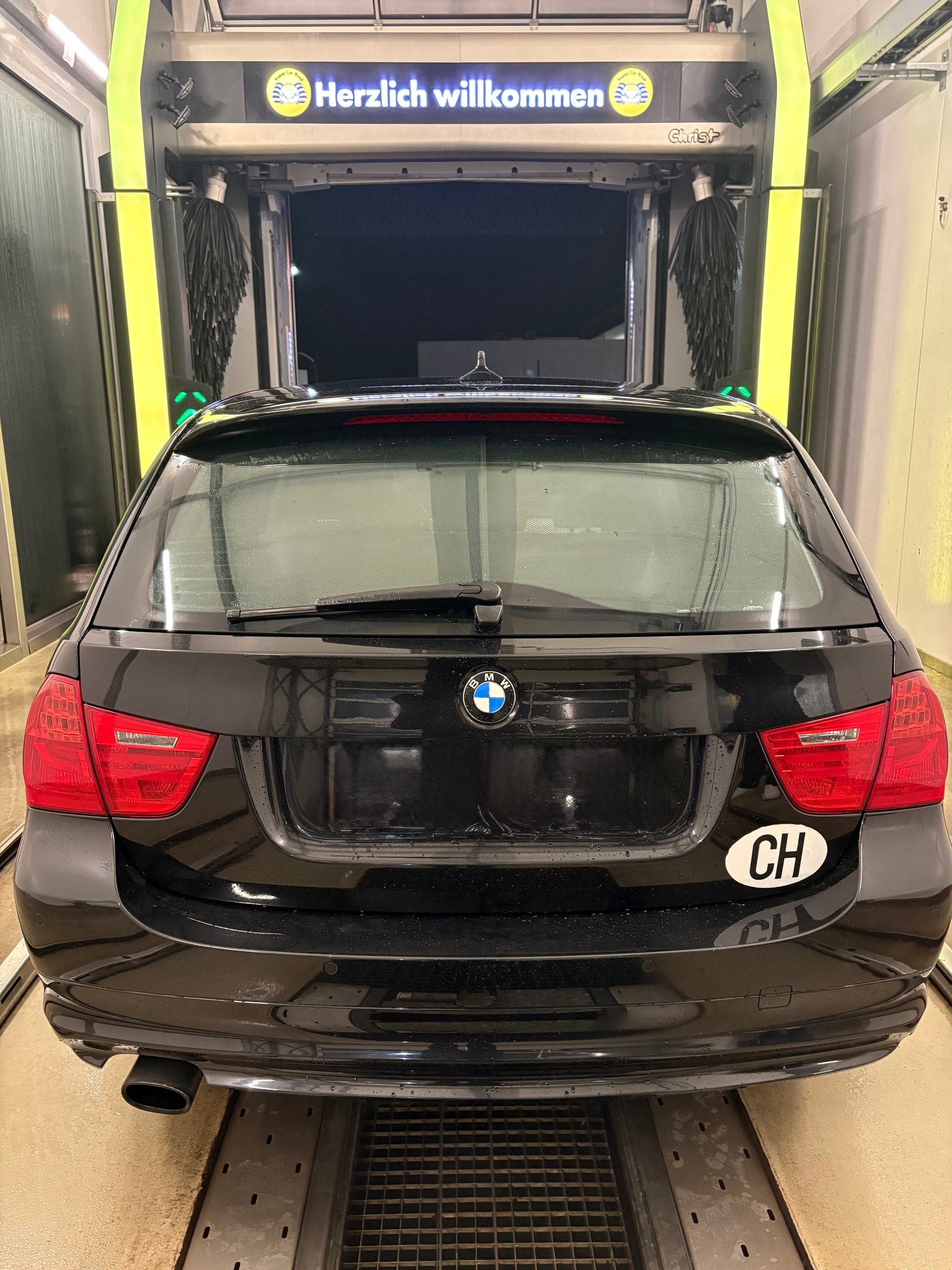 BMW 320i Touring-image-2