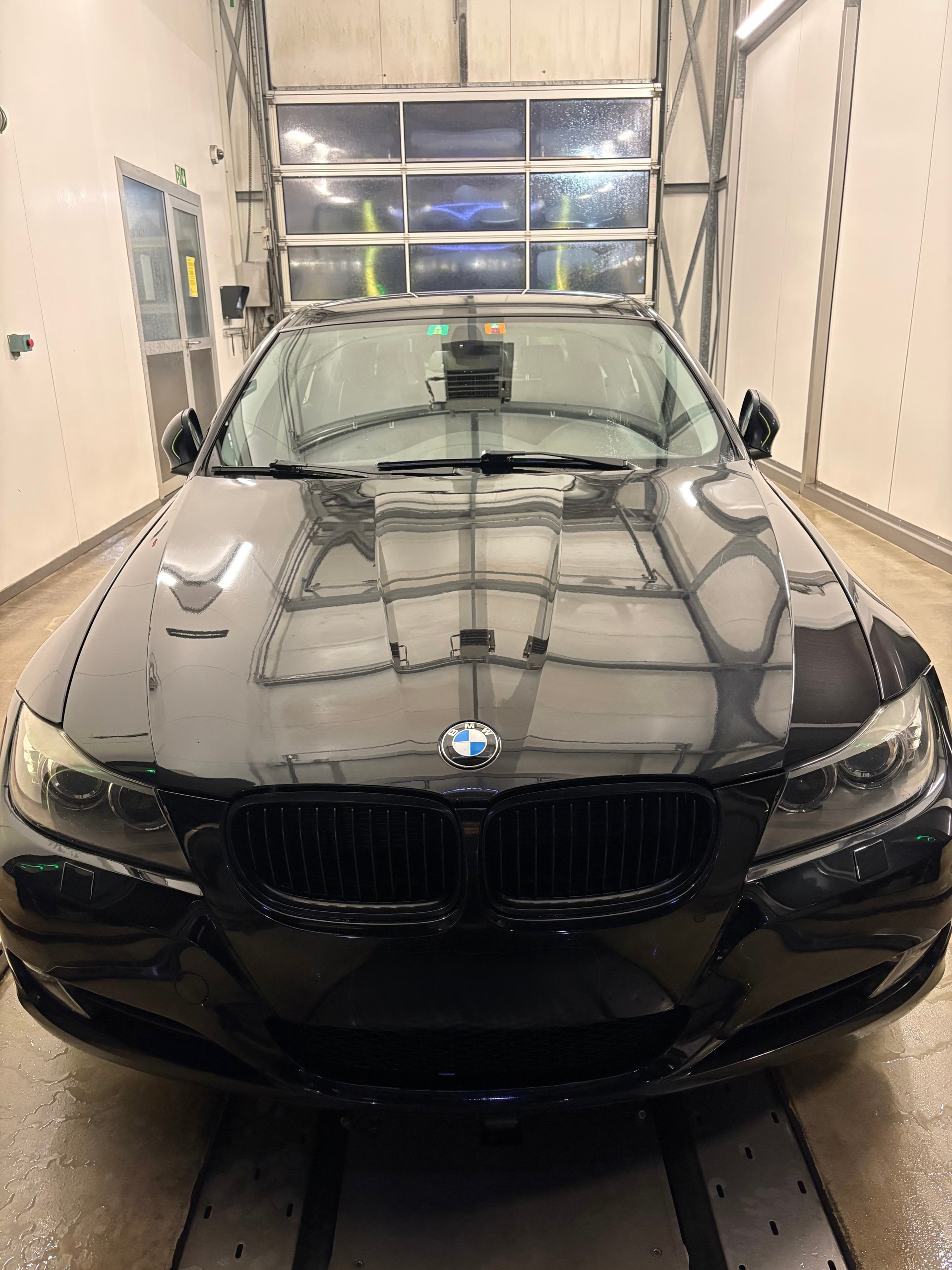 BMW 320i Touring-image-0