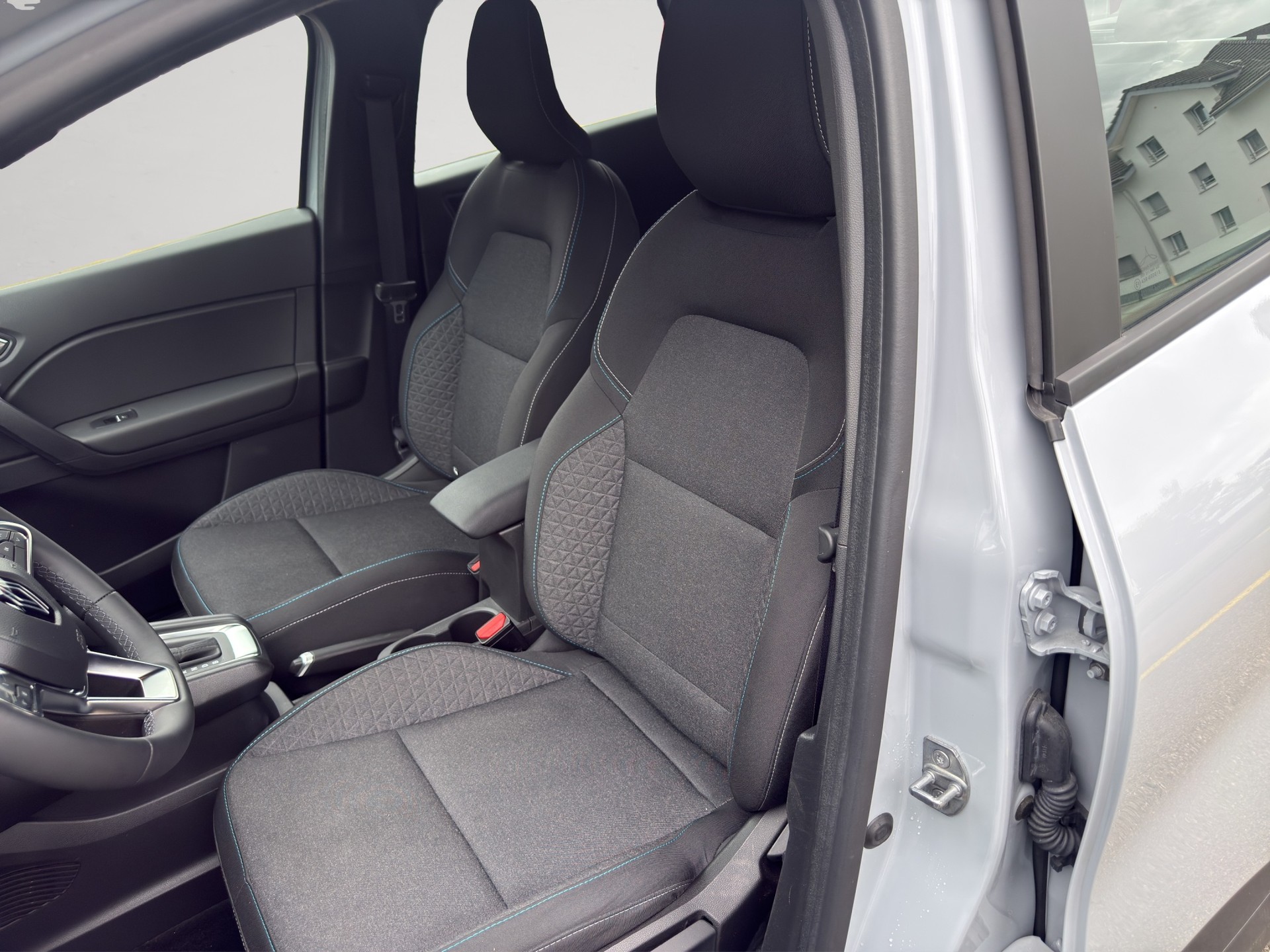 RENAULT Captur 1.6 E-Tech 145 Techno DHT-image-9