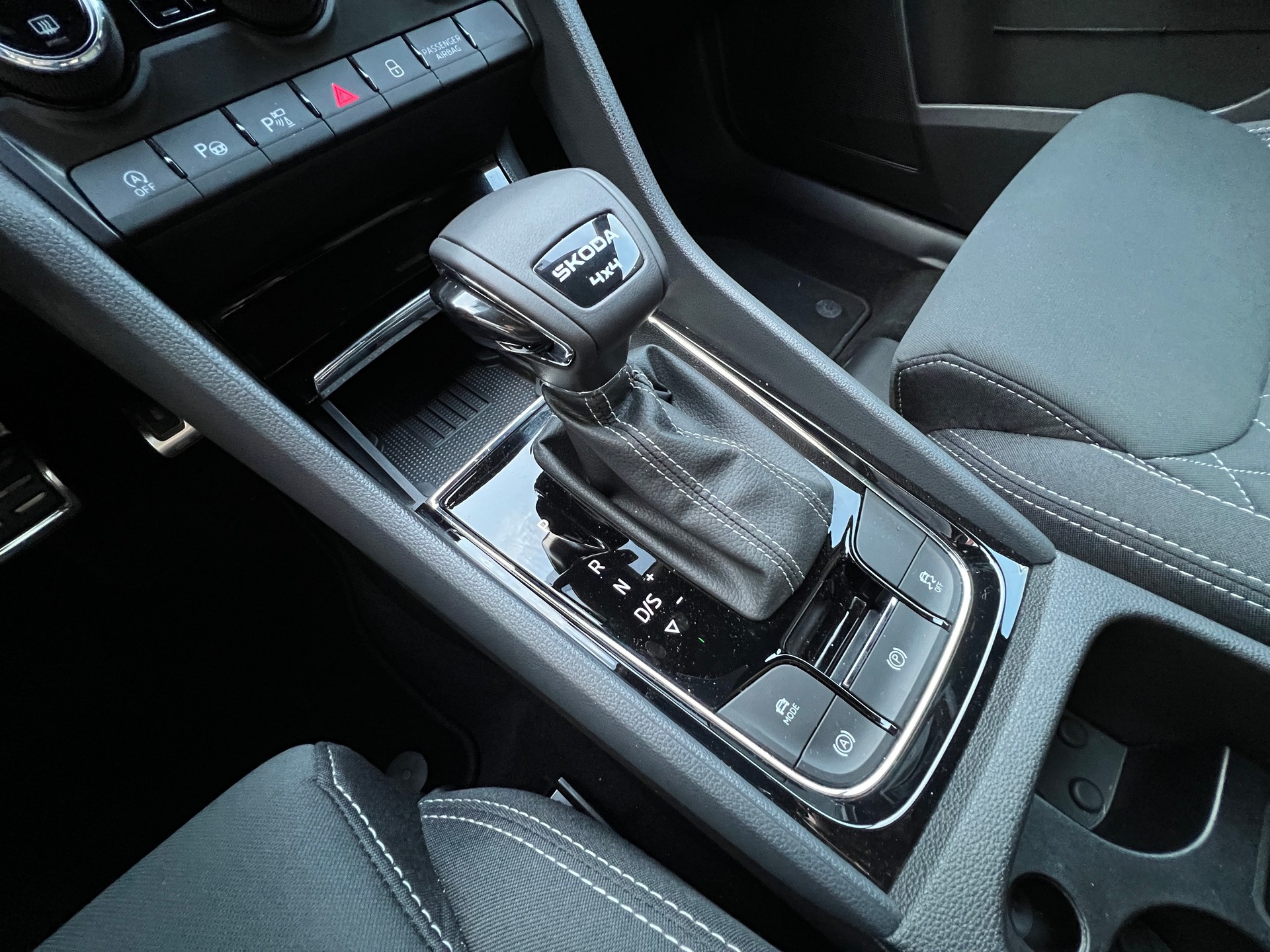 SKODA Karoq 2.0 TSI SportLine 4x4 DSG / Steel Grey-image-9