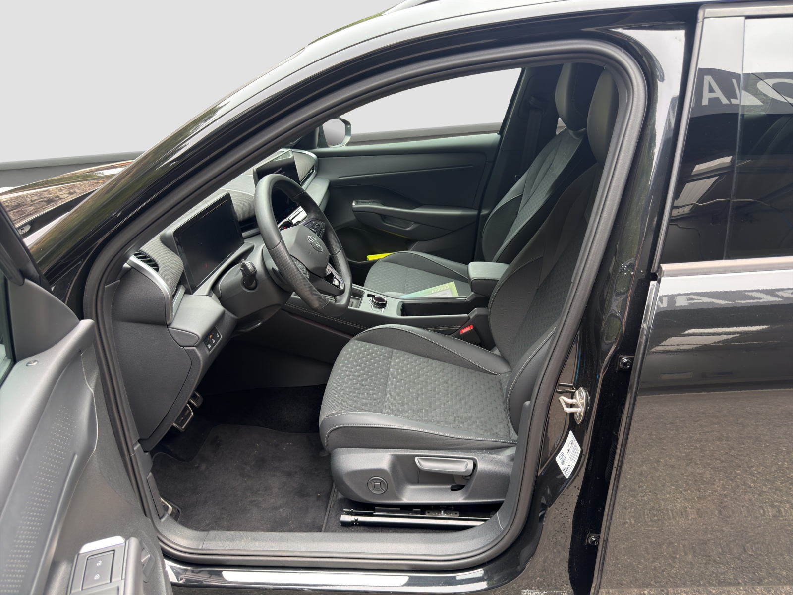 VW T-Roc 1.5 eTSI mHEV R-Line DSG-image-4