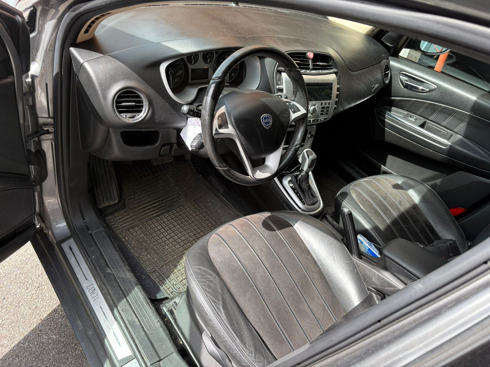 LANCIA Delta 1.8 Turbo-Jet Platino Sportronic-image-10
