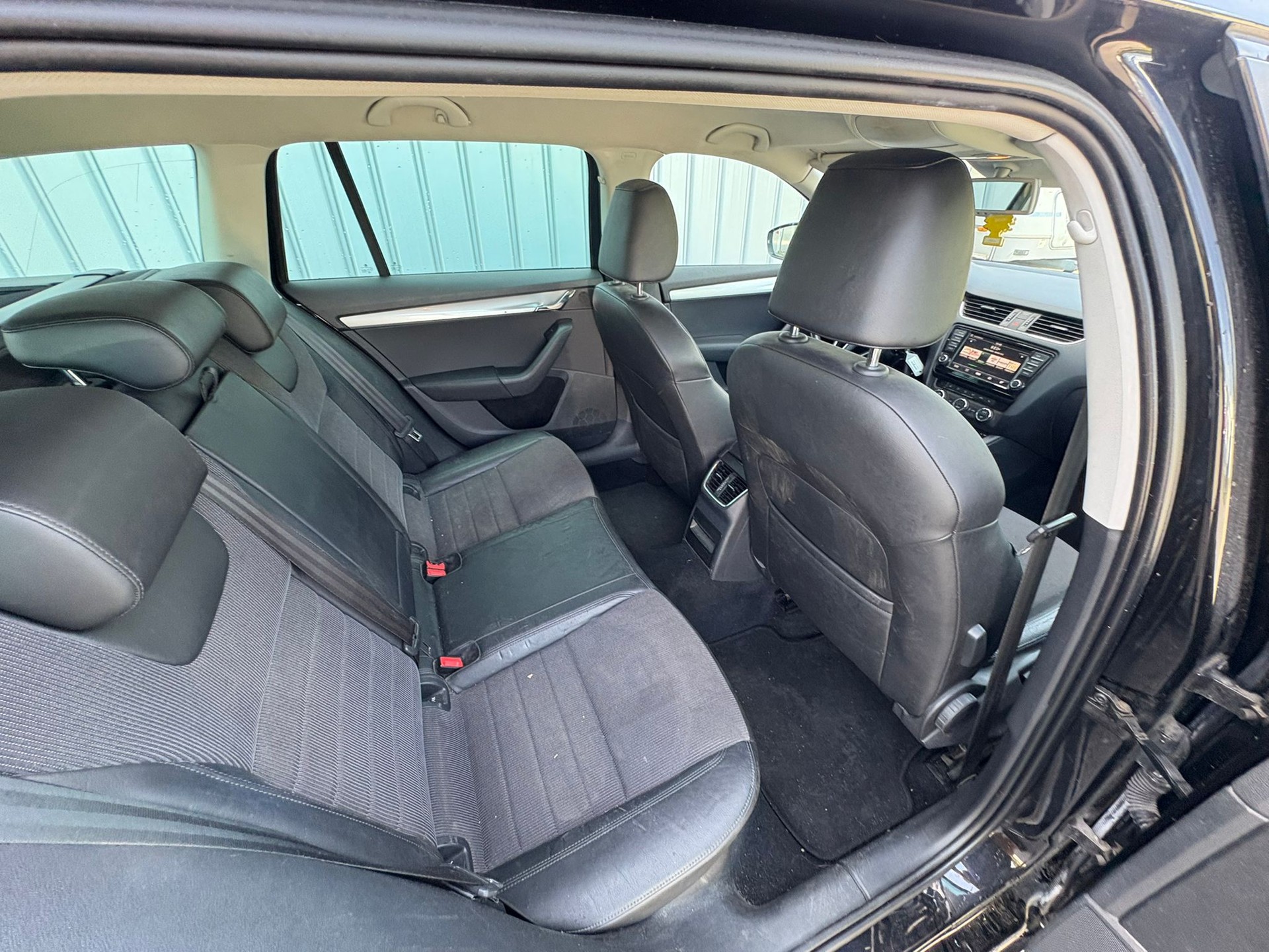 SKODA Octavia Combi 2.0 TDI Swiss Edition 4x4 DSG-image-4