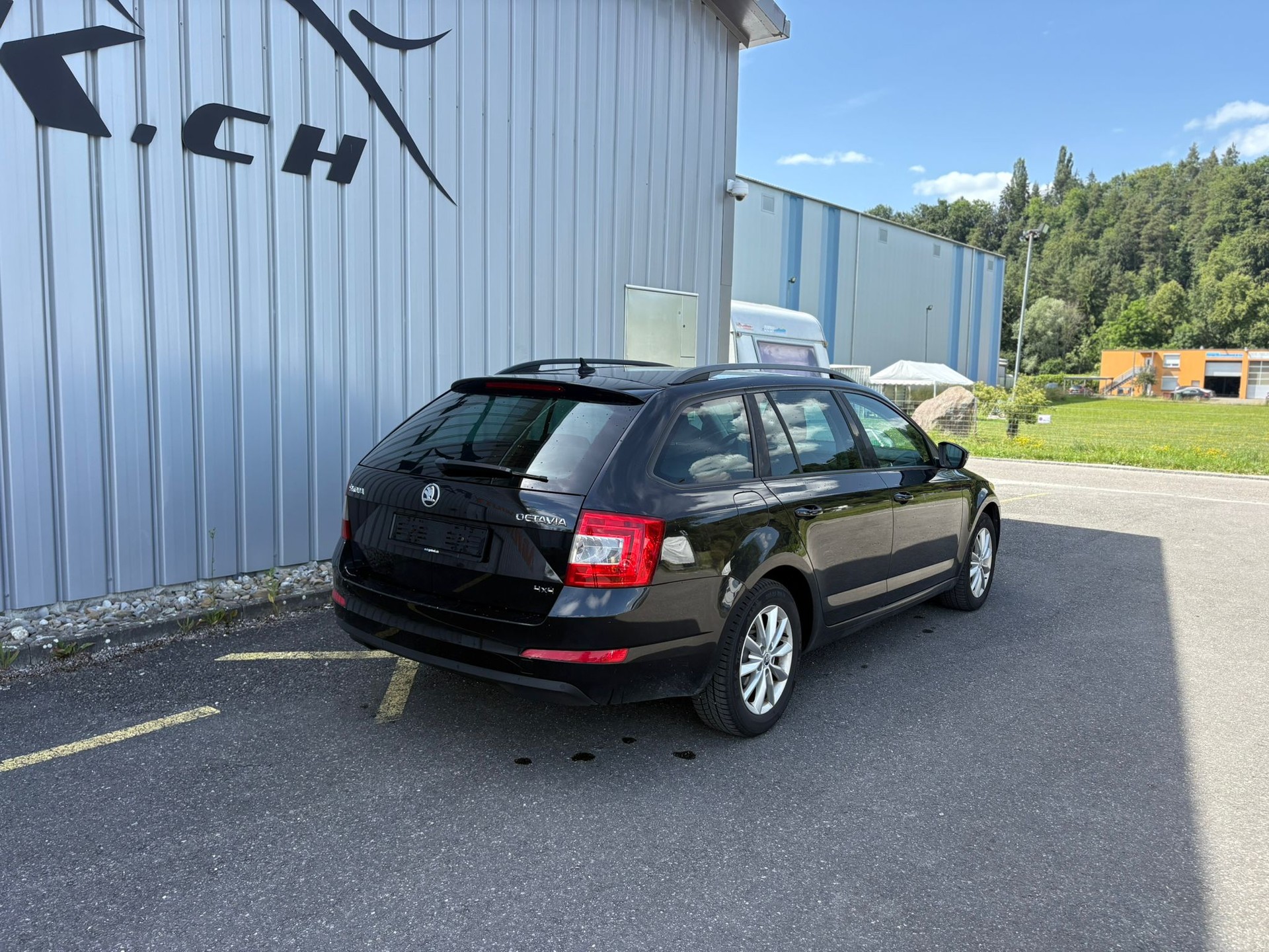 SKODA Octavia Combi 2.0 TDI Swiss Edition 4x4 DSG-image-6