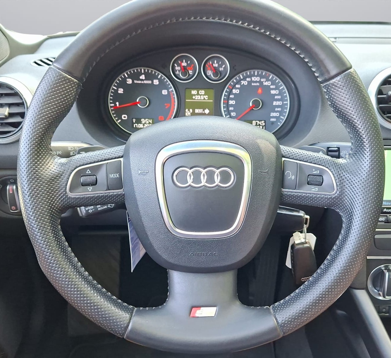 AUDI A3 Cabriolet 1.8 TFSI Attraction S-tronic-image-11