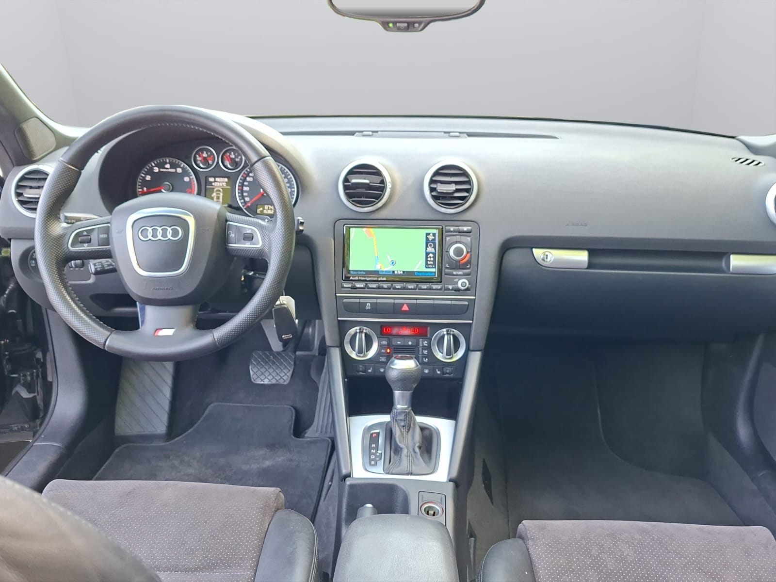 AUDI A3 Cabriolet 1.8 TFSI Attraction S-tronic-image-10
