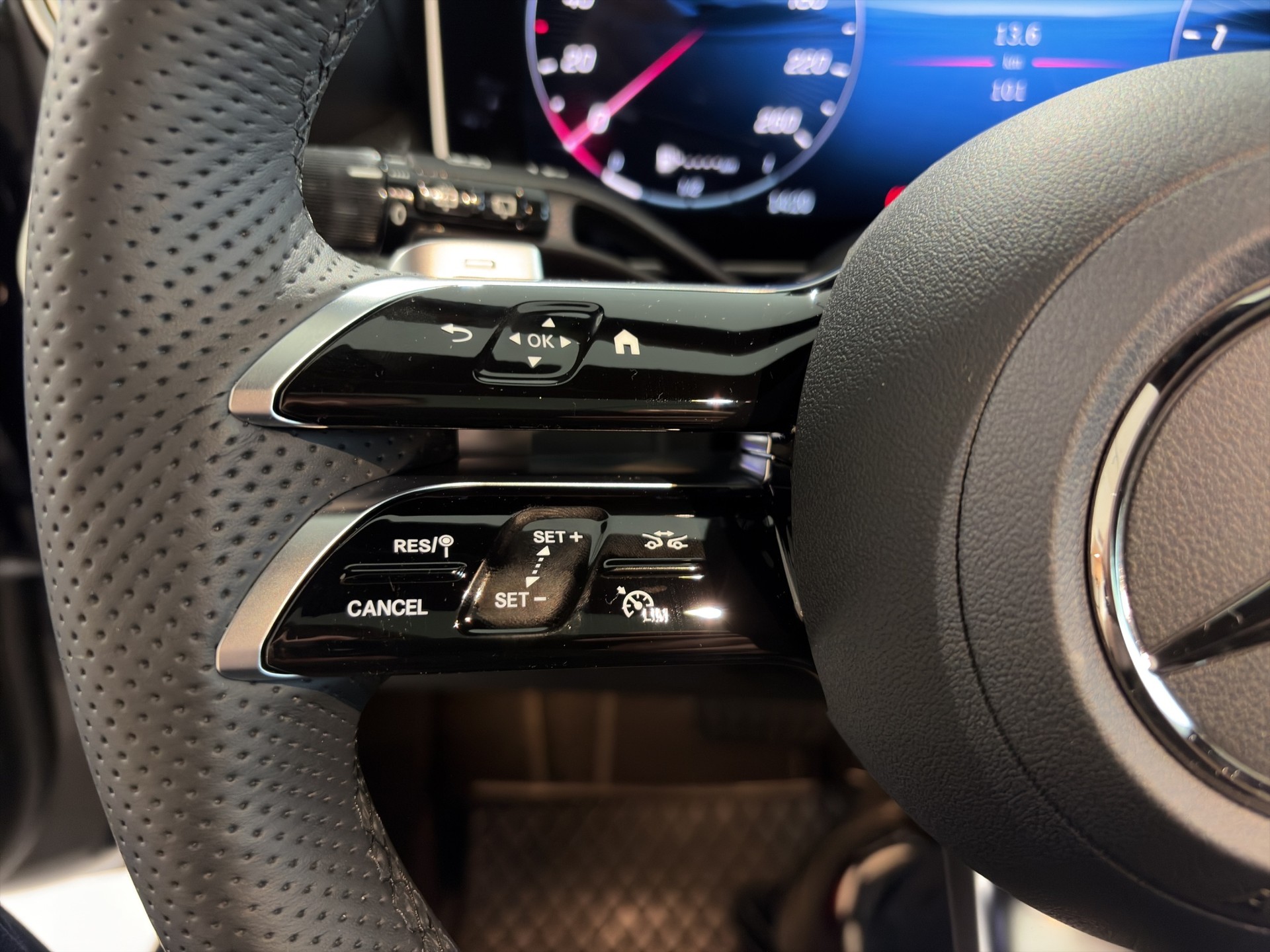 MERCEDES-BENZ GLC 220 d AMG Line 4matic-image-13