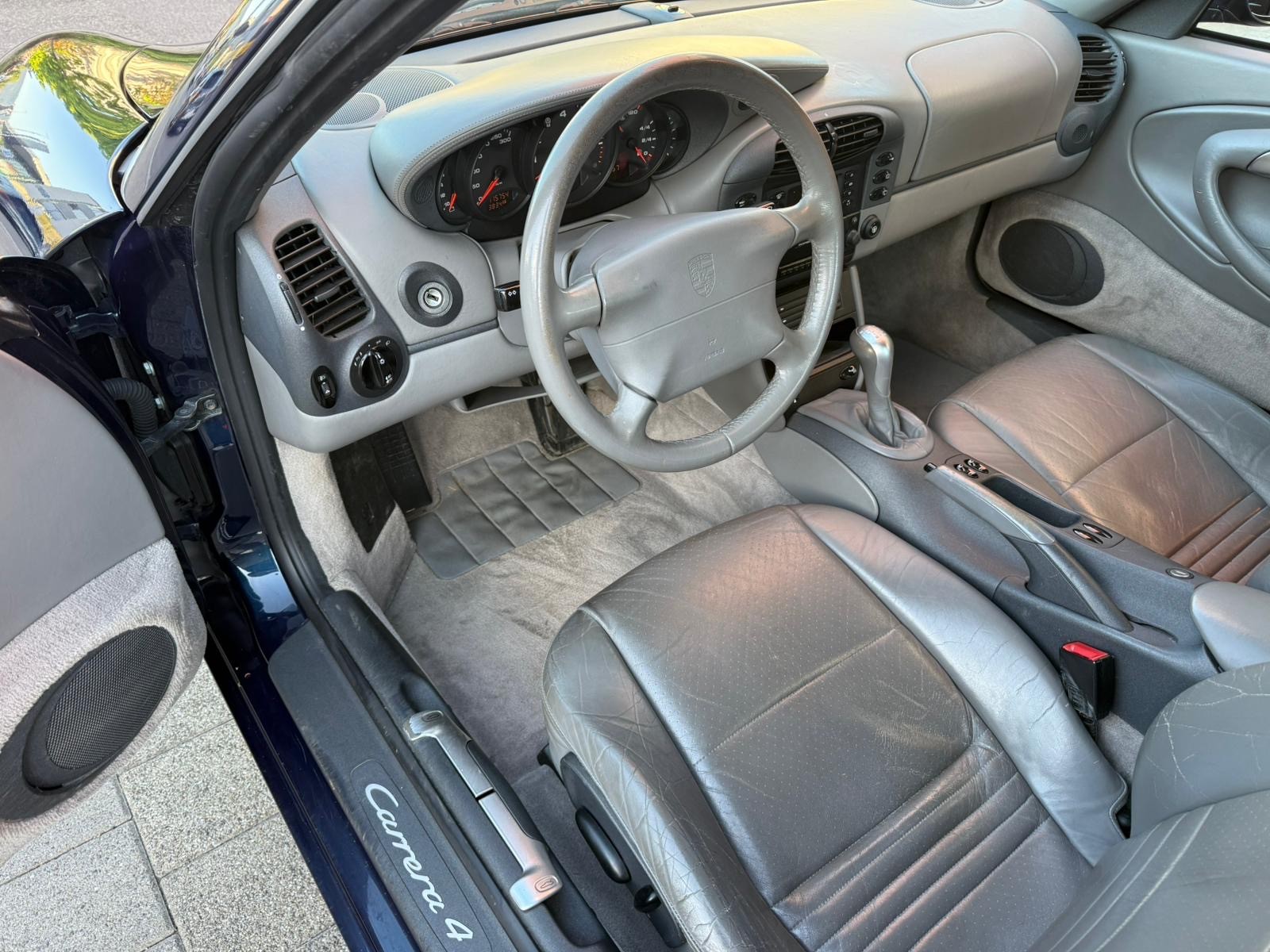 PORSCHE 911 Carrera 4-image-5