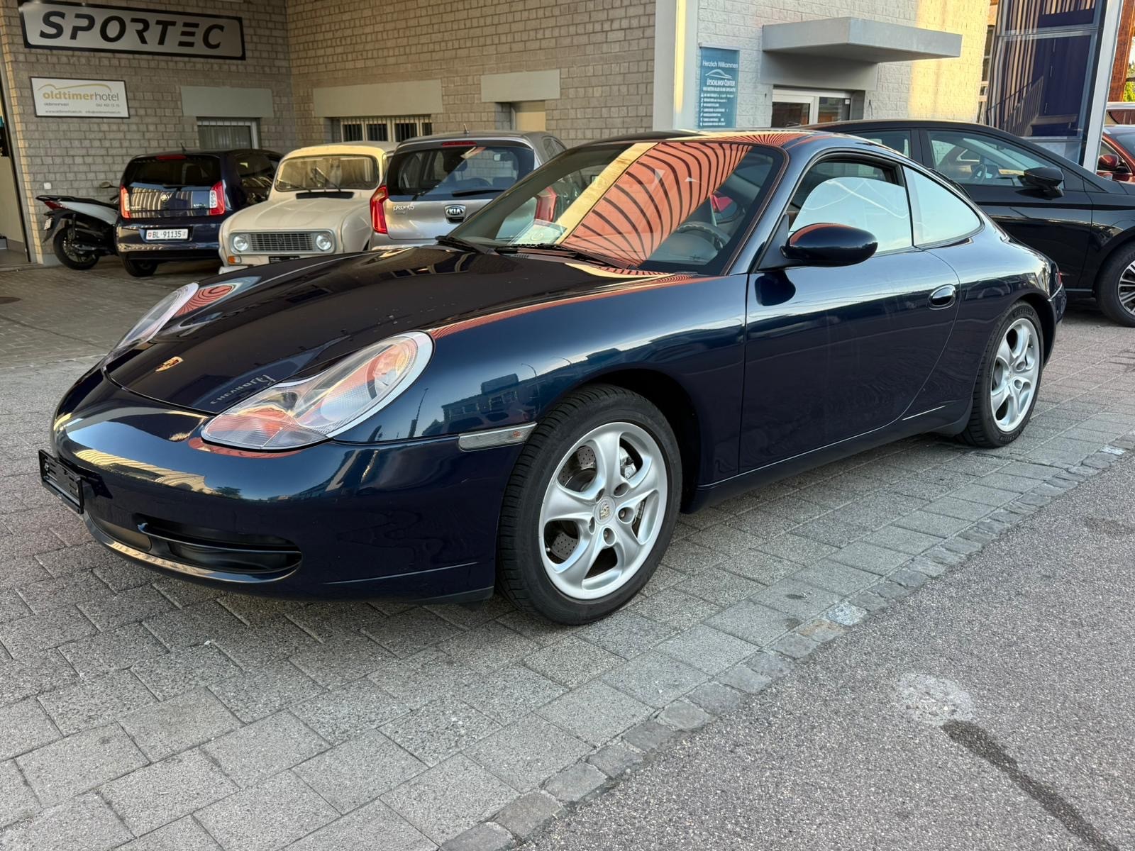 PORSCHE 911 Carrera 4-image-4