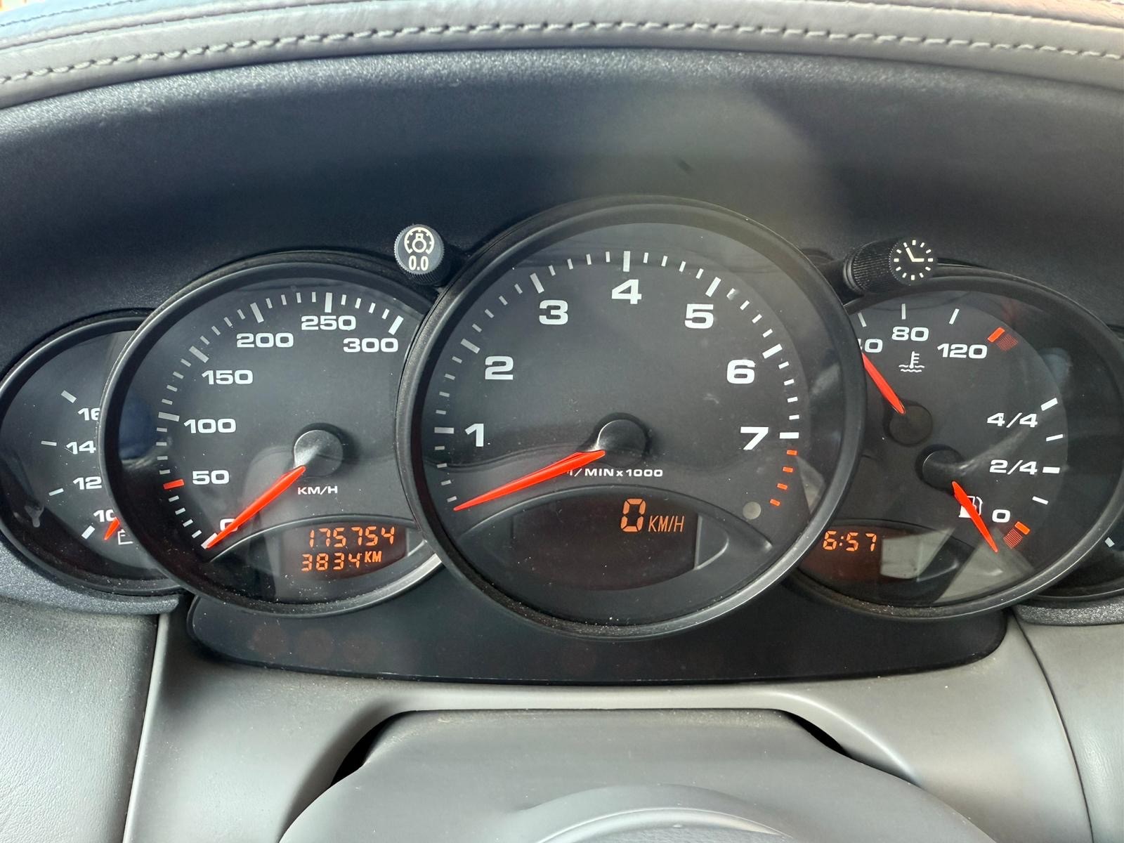 PORSCHE 911 Carrera 4-image-8