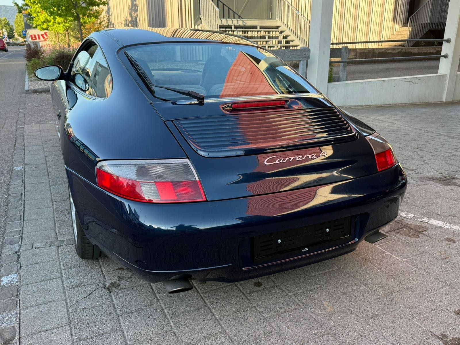 PORSCHE 911 Carrera 4-image-3