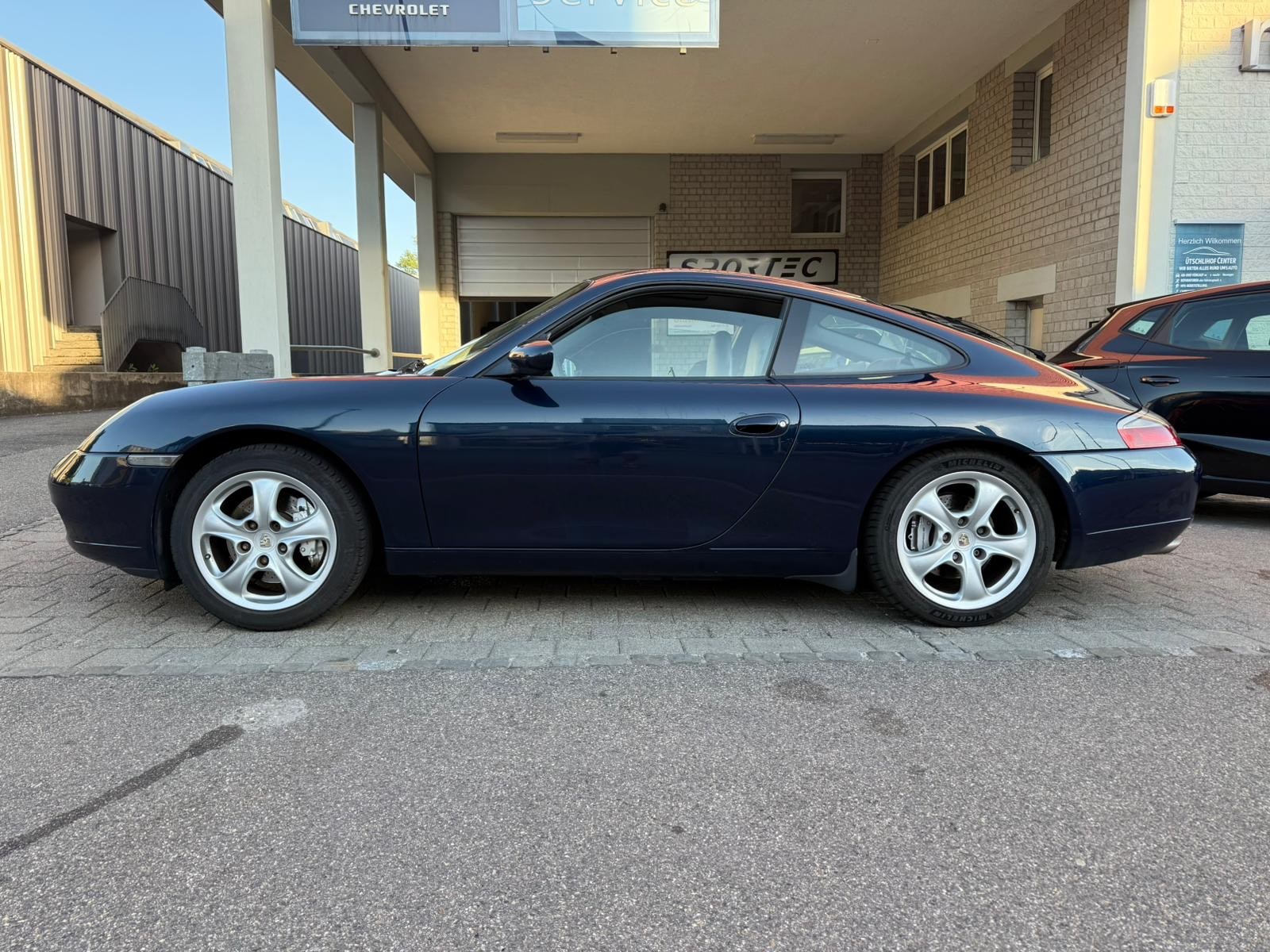 PORSCHE 911 Carrera 4-image-1