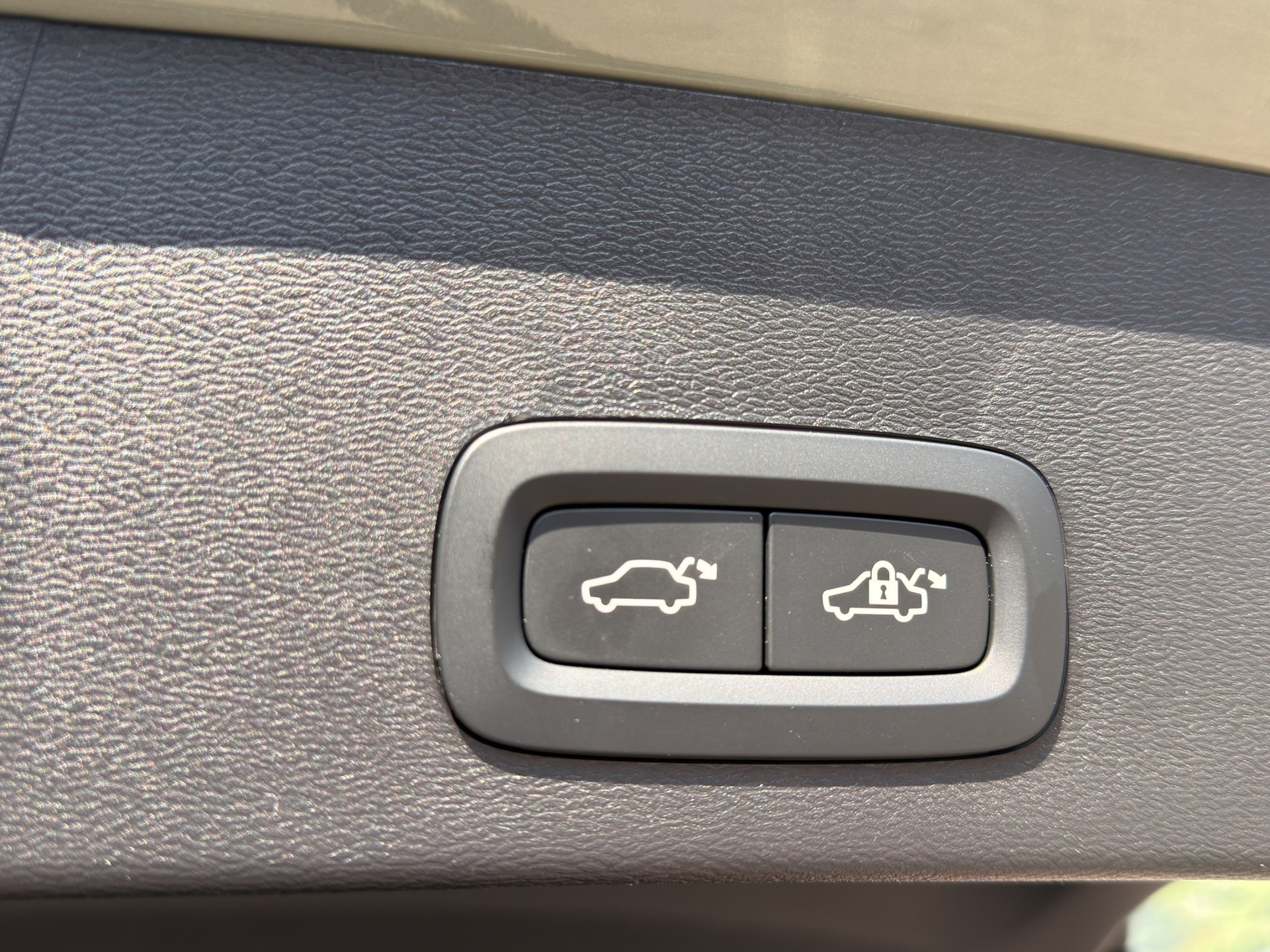 VOLVO XC40 2.0 B3 MH XCITE-image-18