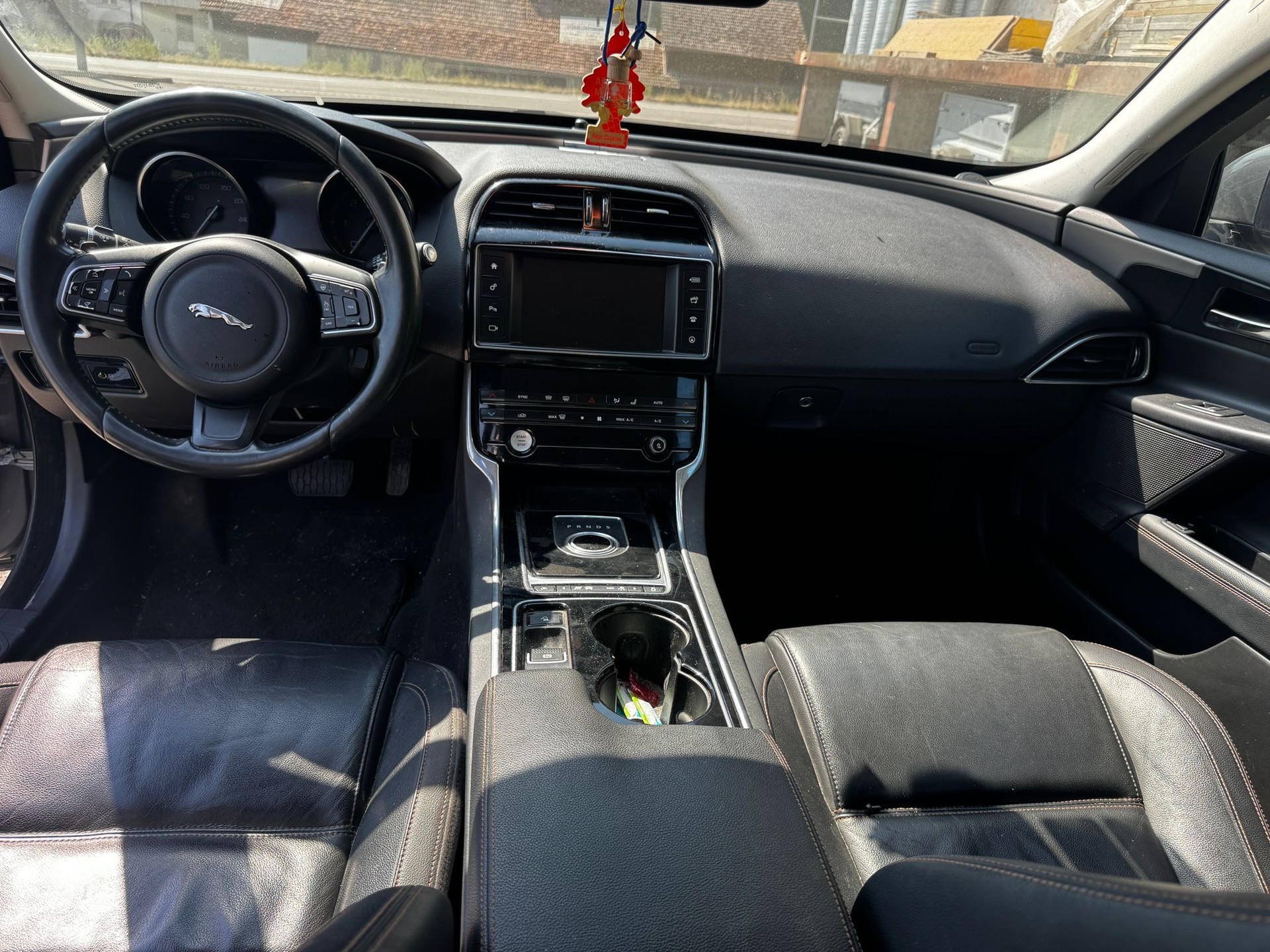 JAGUAR XE E-Performance 20d Pure Automat-image-8