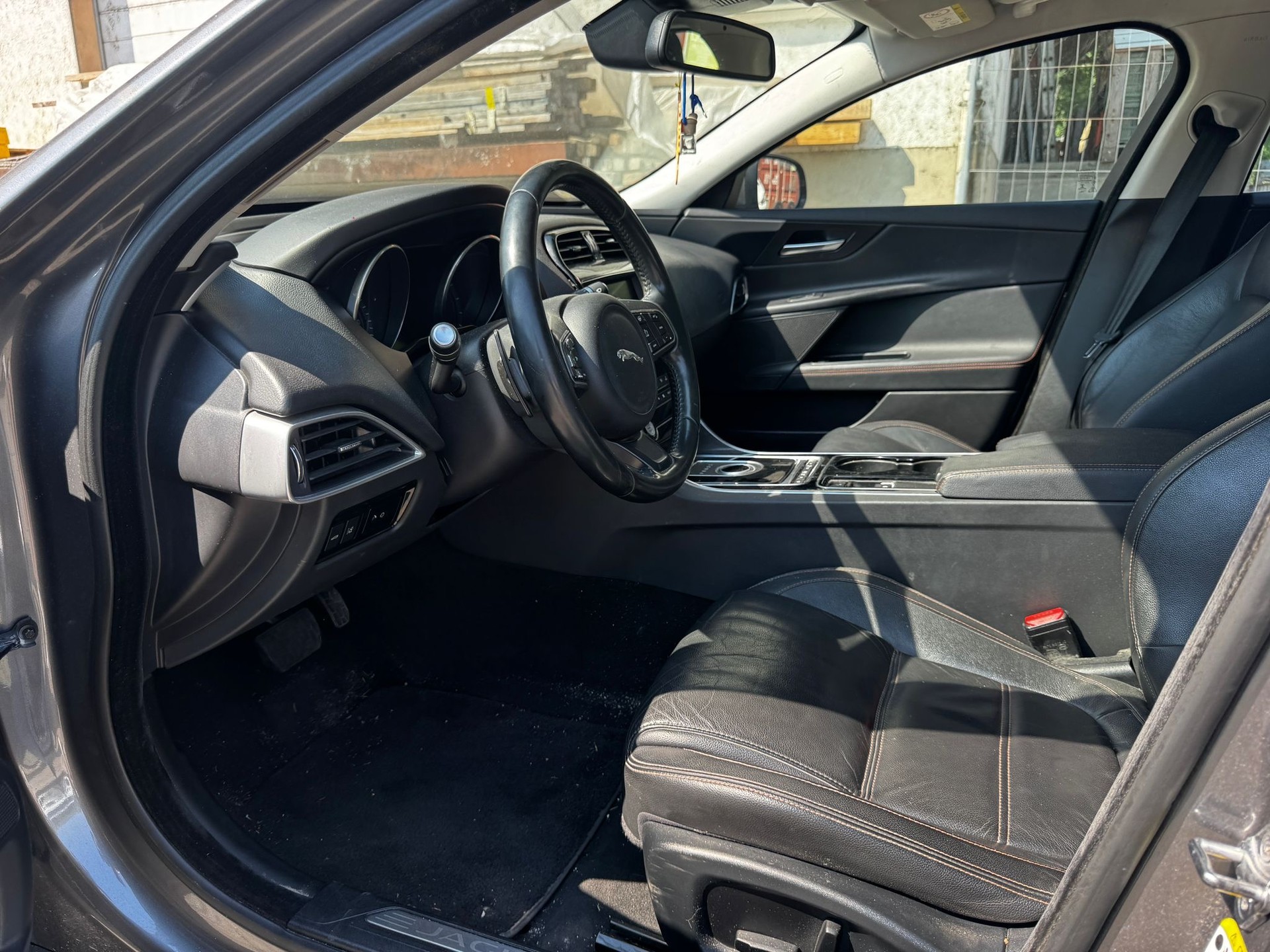 JAGUAR XE E-Performance 20d Pure Automat-image-9