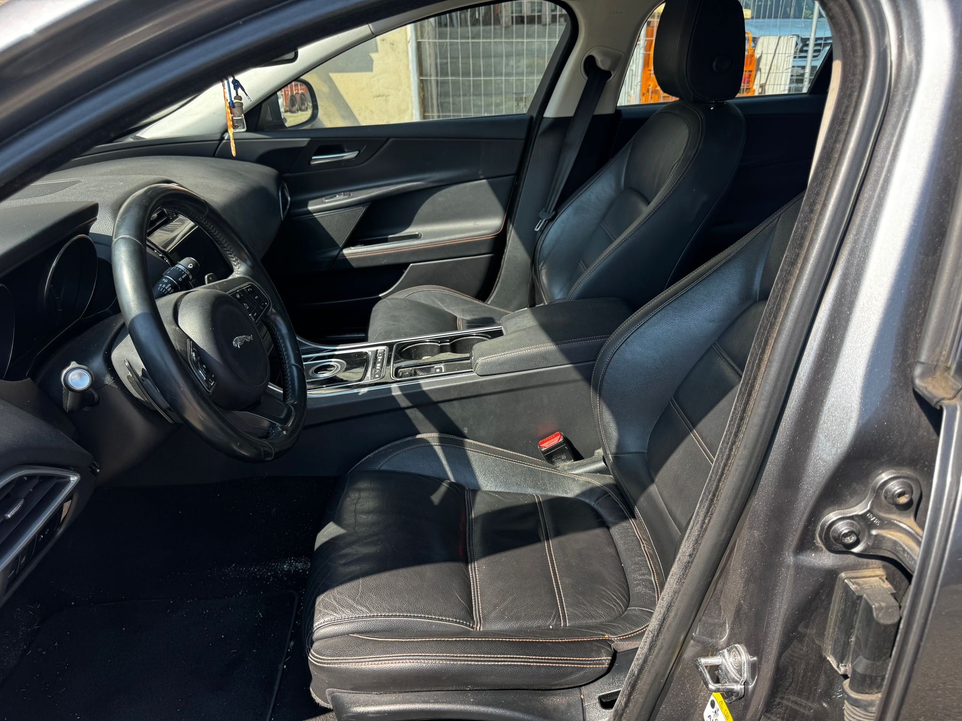 JAGUAR XE E-Performance 20d Pure Automat-image-7