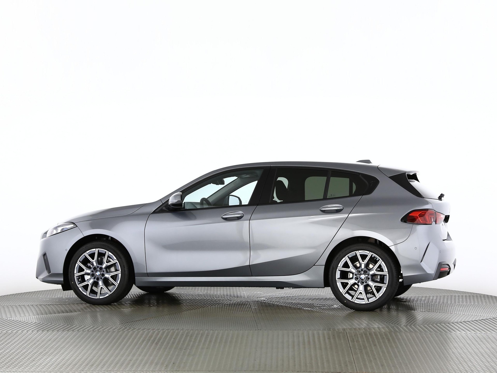BMW 120i-image-12