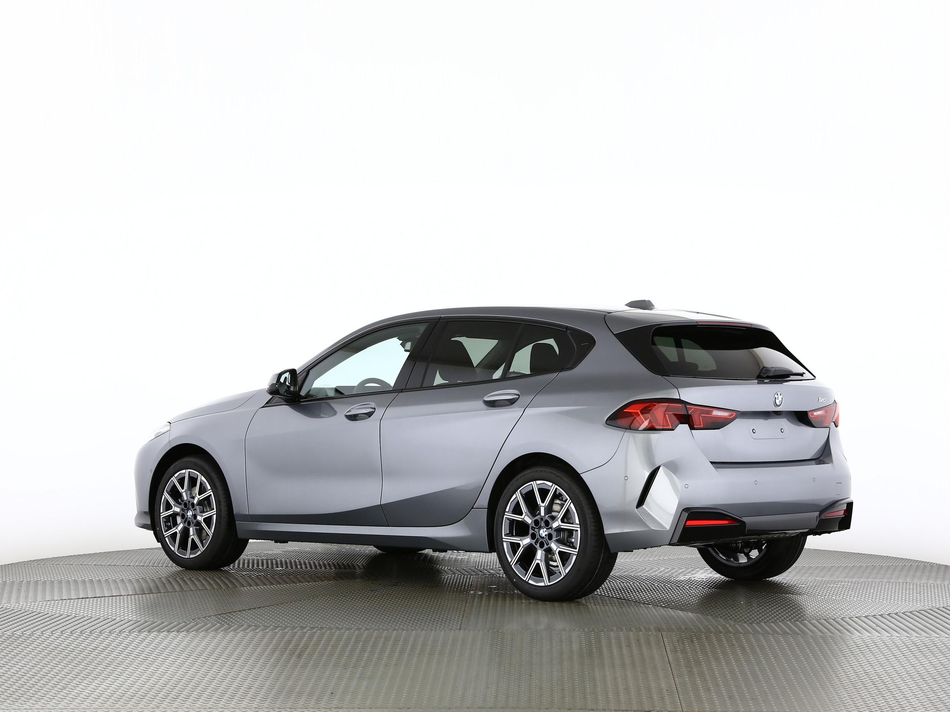 BMW 120i-image-14