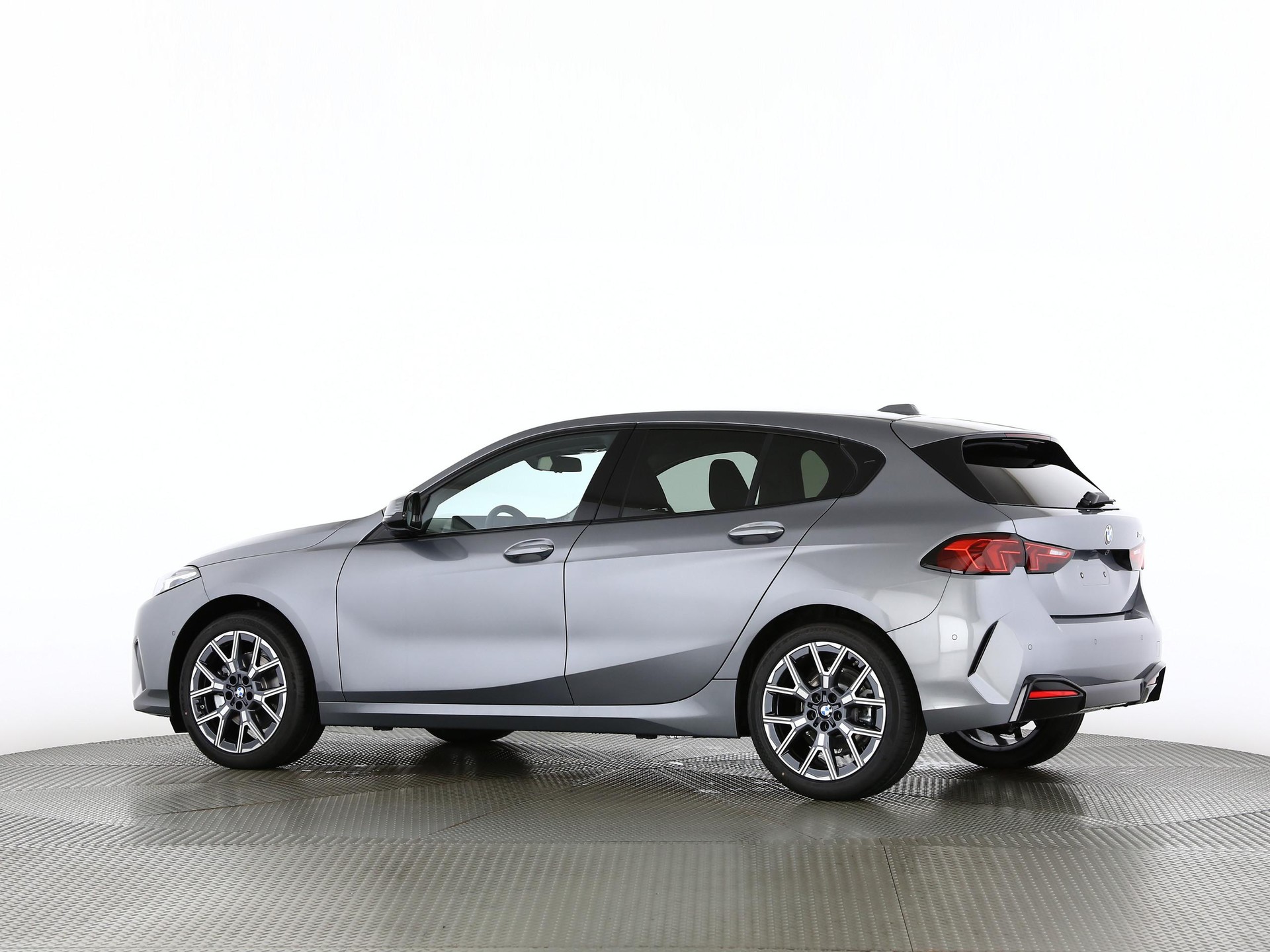 BMW 120i-image-13