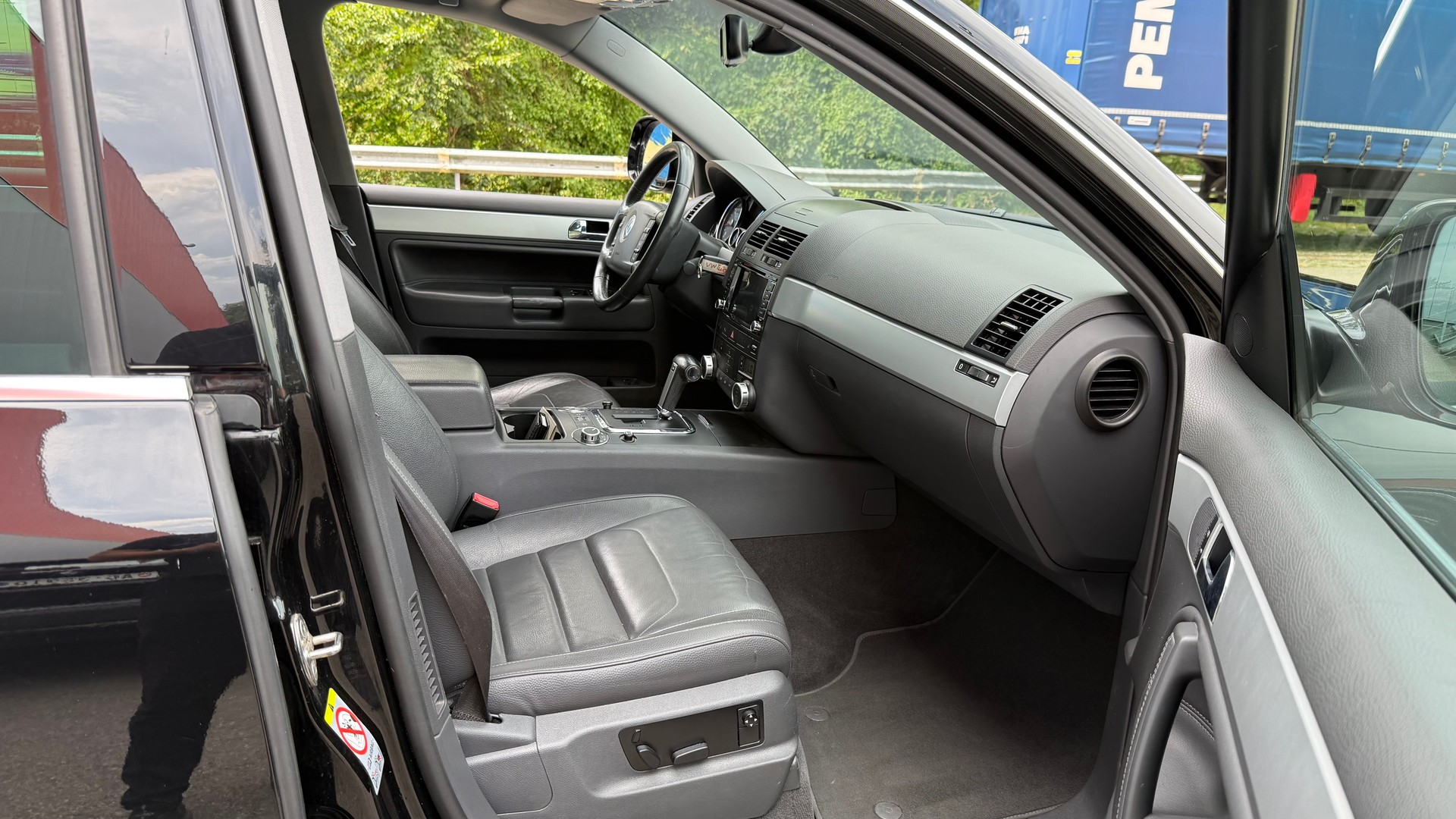 VW Touareg 3.0 TDI Tiptronic-image-12