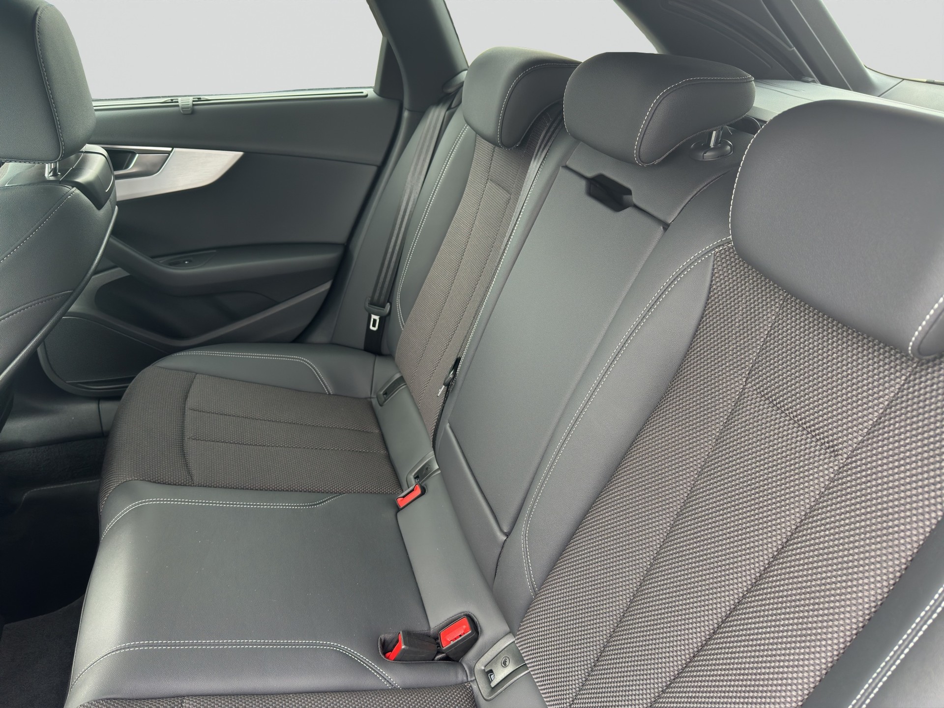 AUDI A4 Avant 40 TDI S line-image-8