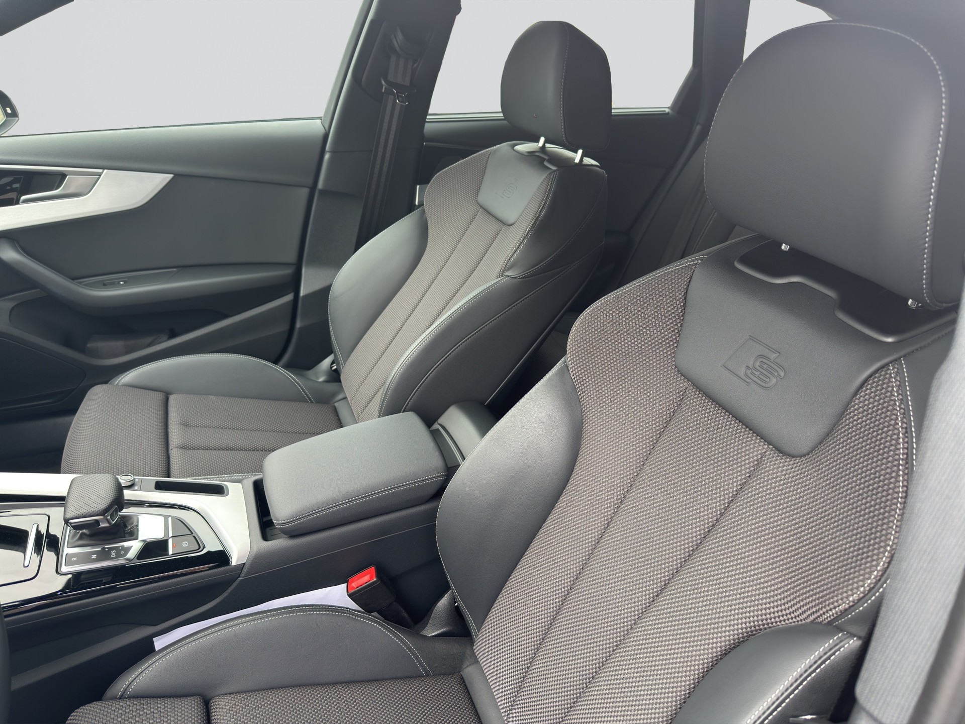 AUDI A4 Avant 40 TDI S line-image-6