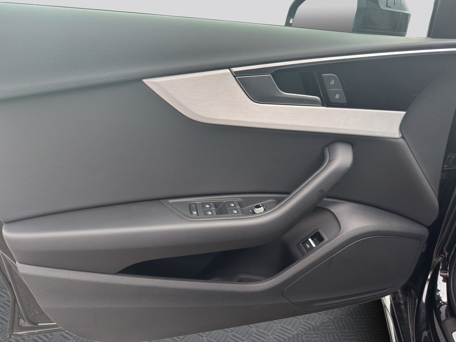 AUDI A4 Avant 40 TDI S line-image-9