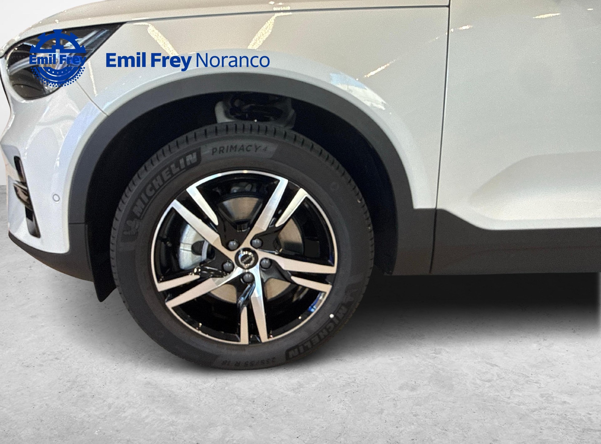 VOLVO XC40 2.0 B3 MH Plus Dark-image-17
