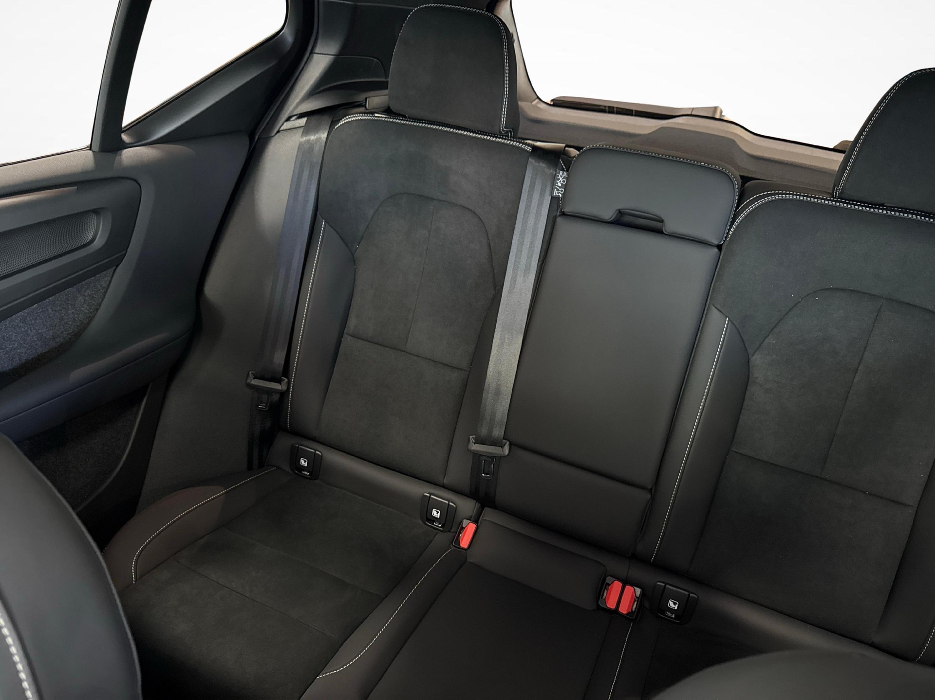VOLVO XC40 2.0 B3 MH Plus Dark-image-8