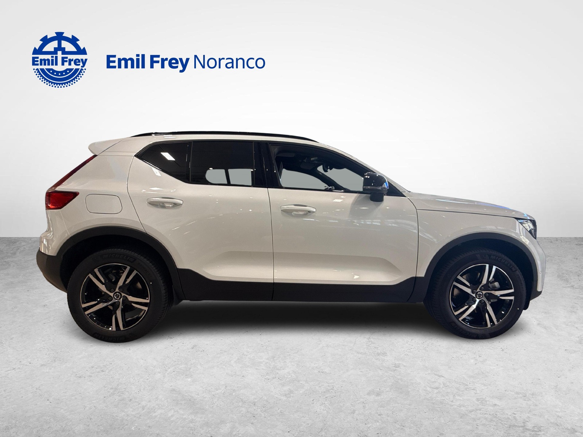 VOLVO XC40 2.0 B3 MH Plus Dark-image-2