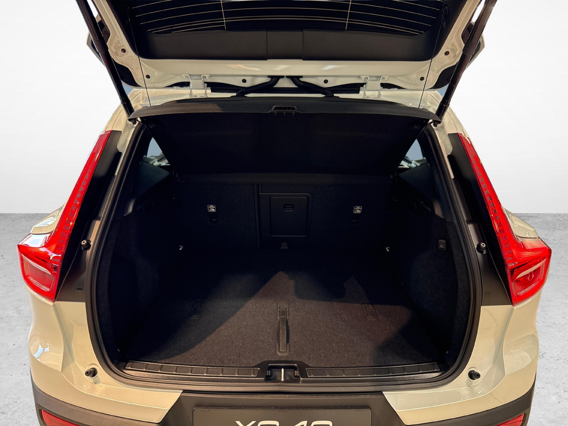 VOLVO XC40 2.0 B3 MH Plus Dark-image-16