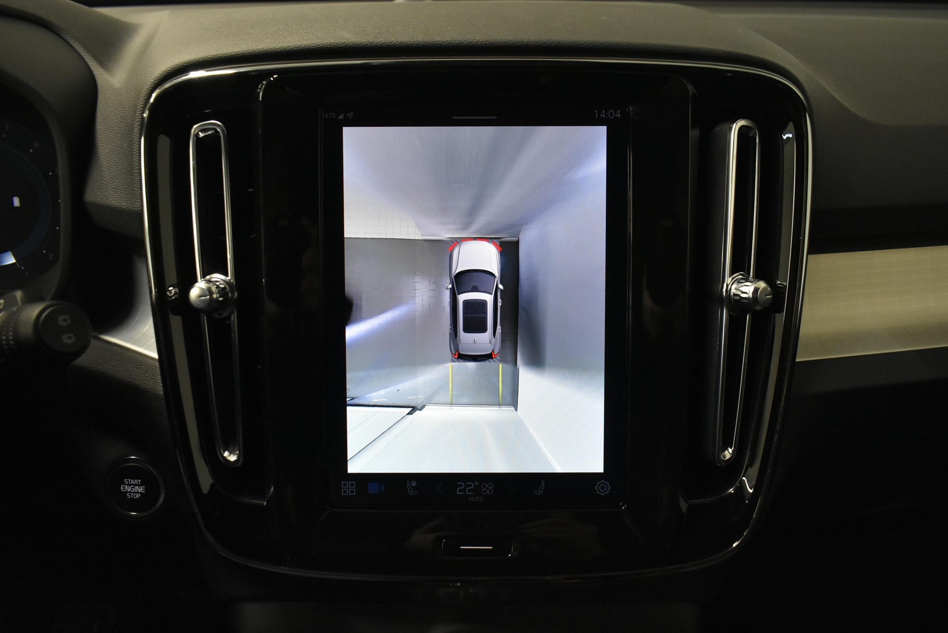 VOLVO XC40 2.0 B3 MH Plus Dark-image-15