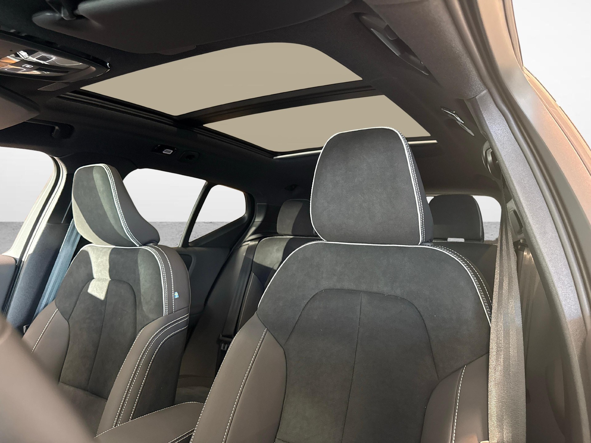 VOLVO XC40 2.0 B3 MH Plus Dark-image-7