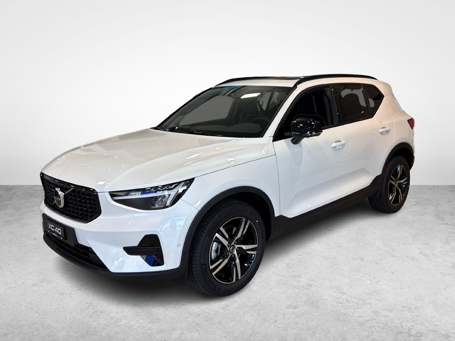 VOLVO XC40 2.0 B3 MH Plus Dark-image-1