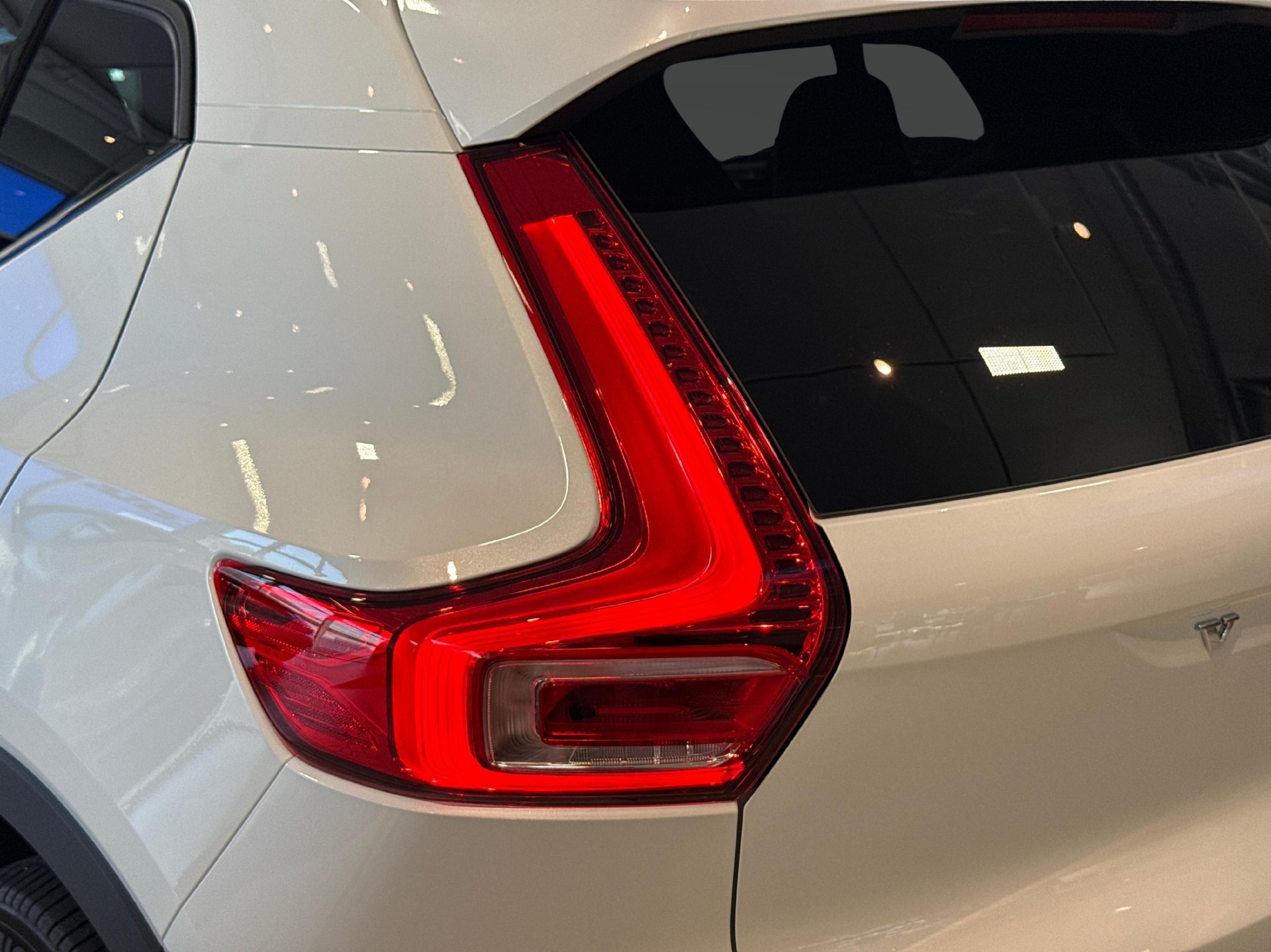 VOLVO XC40 2.0 B3 MH Plus Dark-image-18