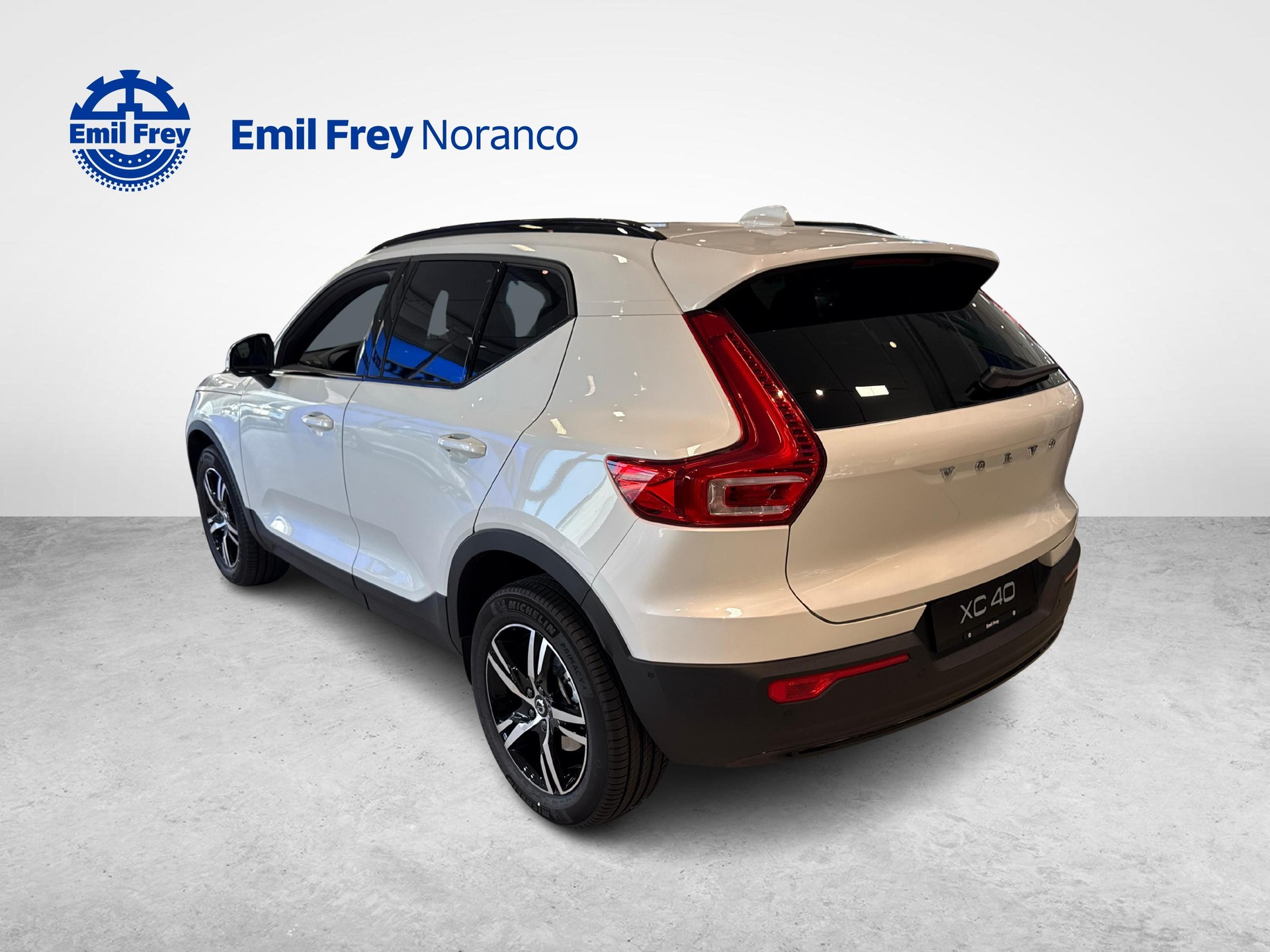 VOLVO XC40 2.0 B3 MH Plus Dark-image-4