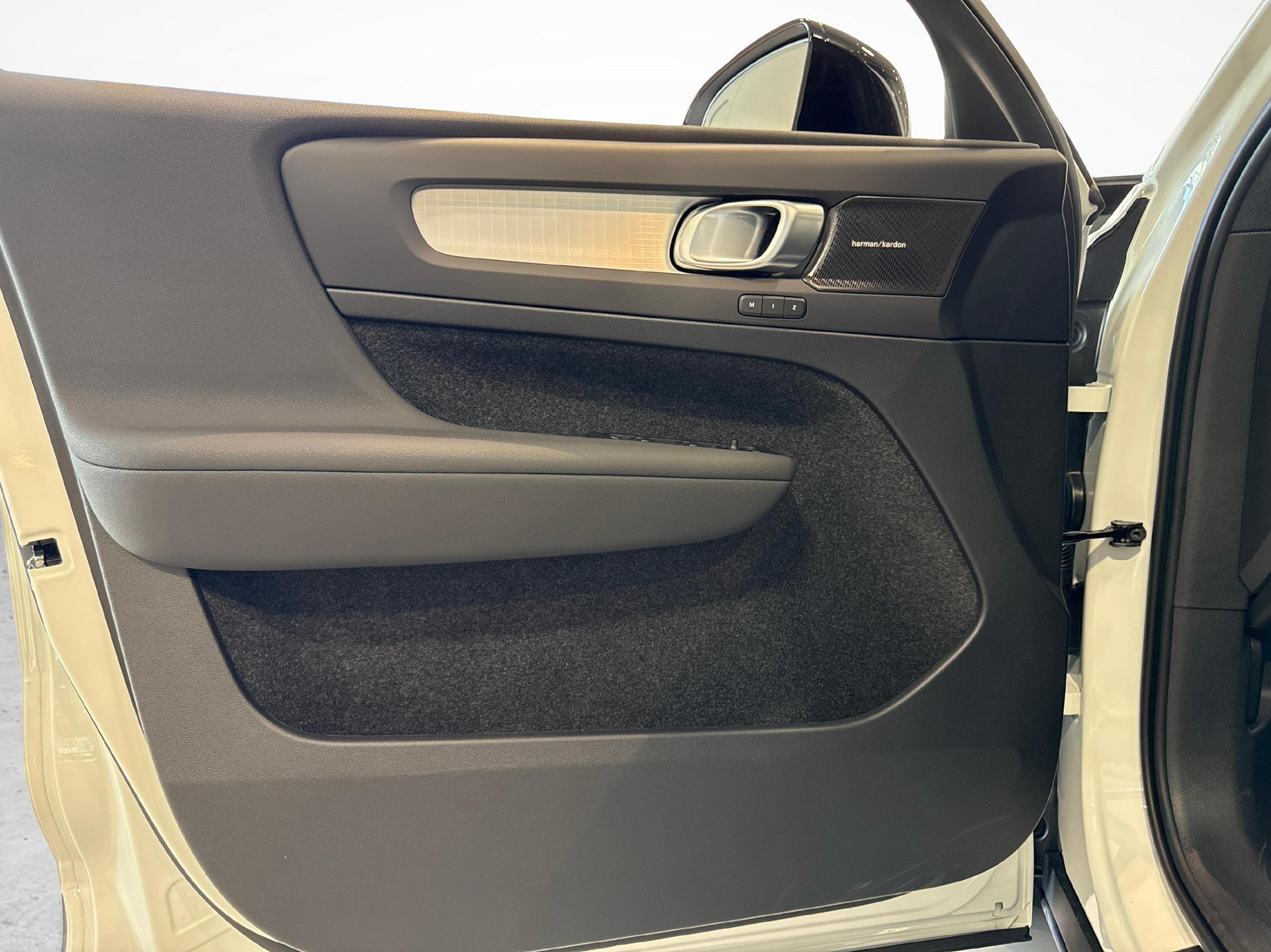 VOLVO XC40 2.0 B3 MH Plus Dark-image-14
