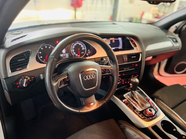 AUDI A4 Avant 2.0 TFSI S-Line quattro S-tronic-image-12