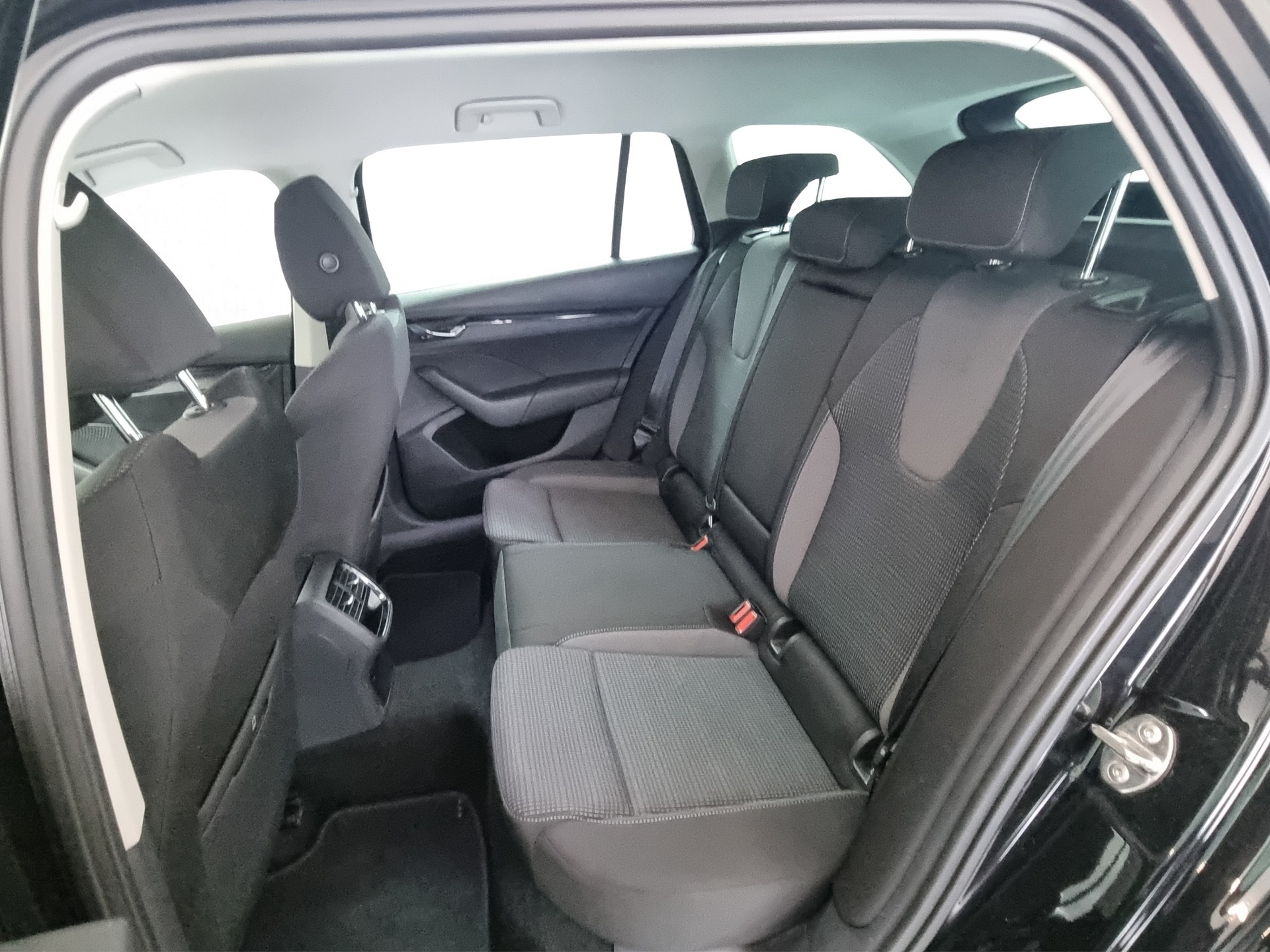 SKODA Octavia 2.0 TDI 150 Ambition DSG-image-6