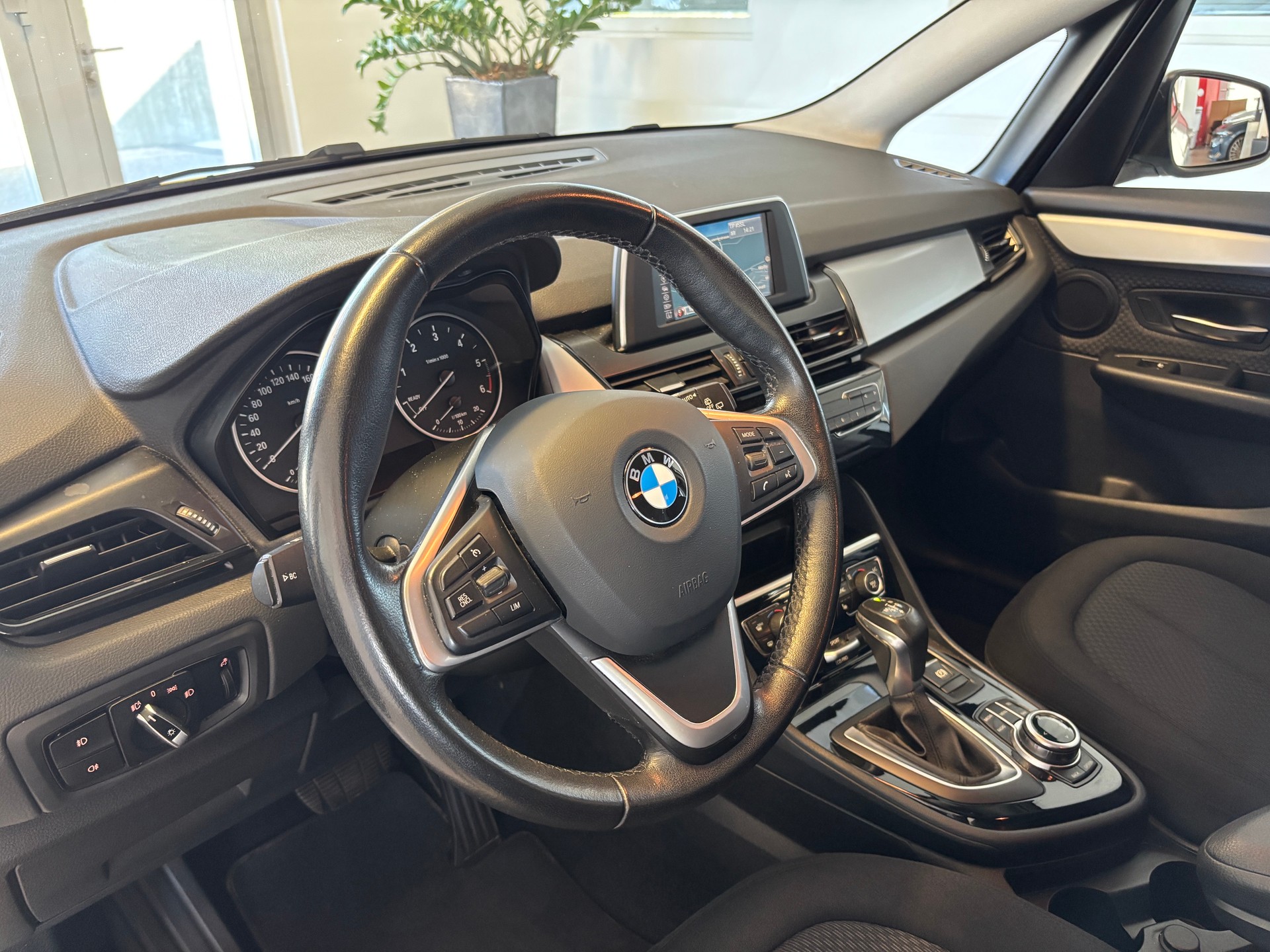 BMW 220d xDrive Active Tourer Steptronic-image-4