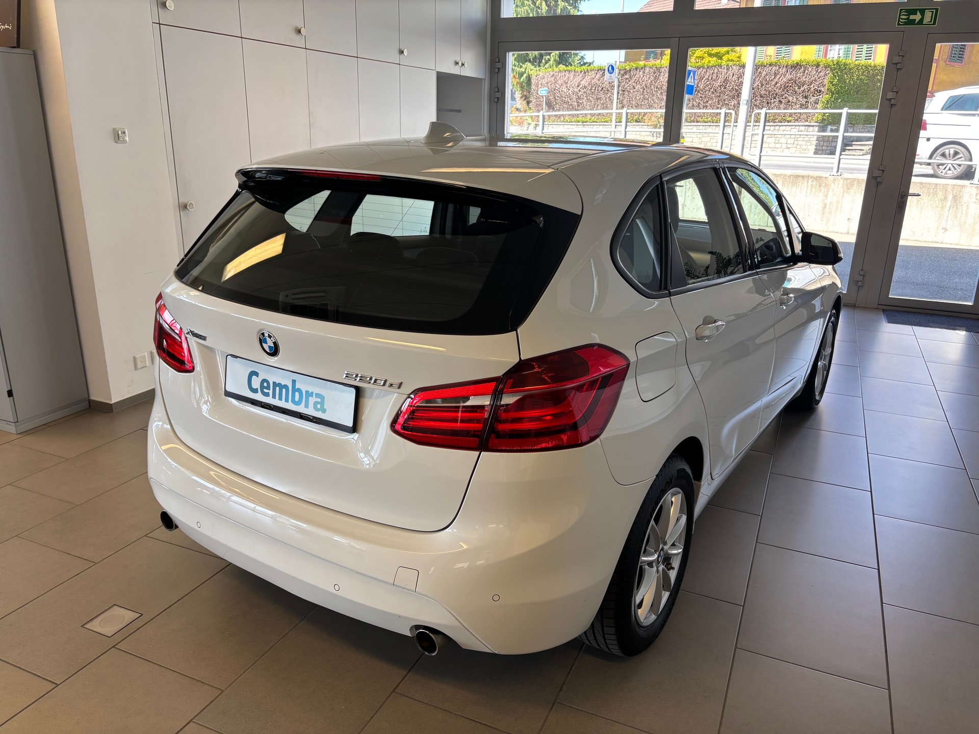 BMW 220d xDrive Active Tourer Steptronic-image-2