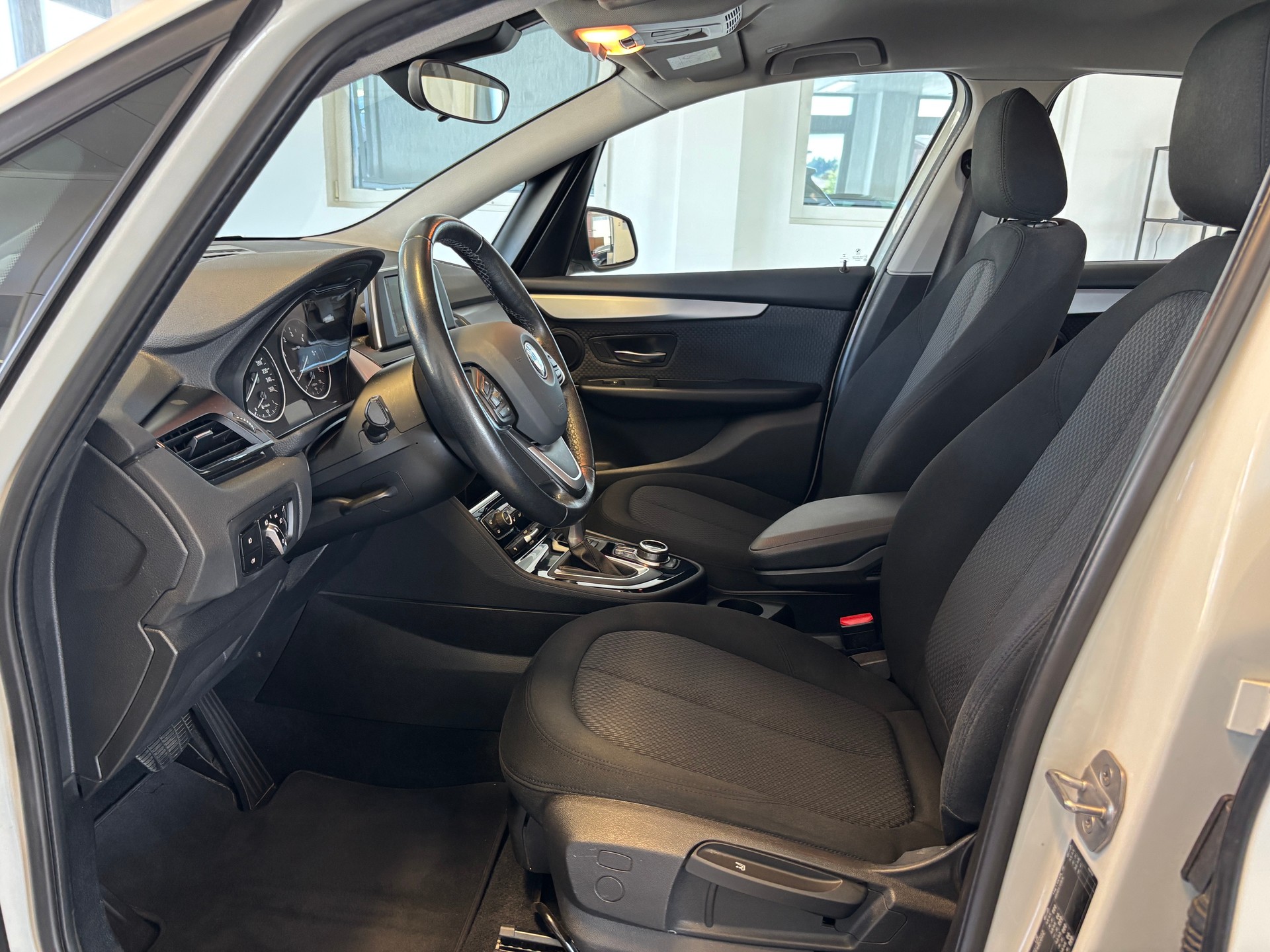 BMW 220d xDrive Active Tourer Steptronic-image-5