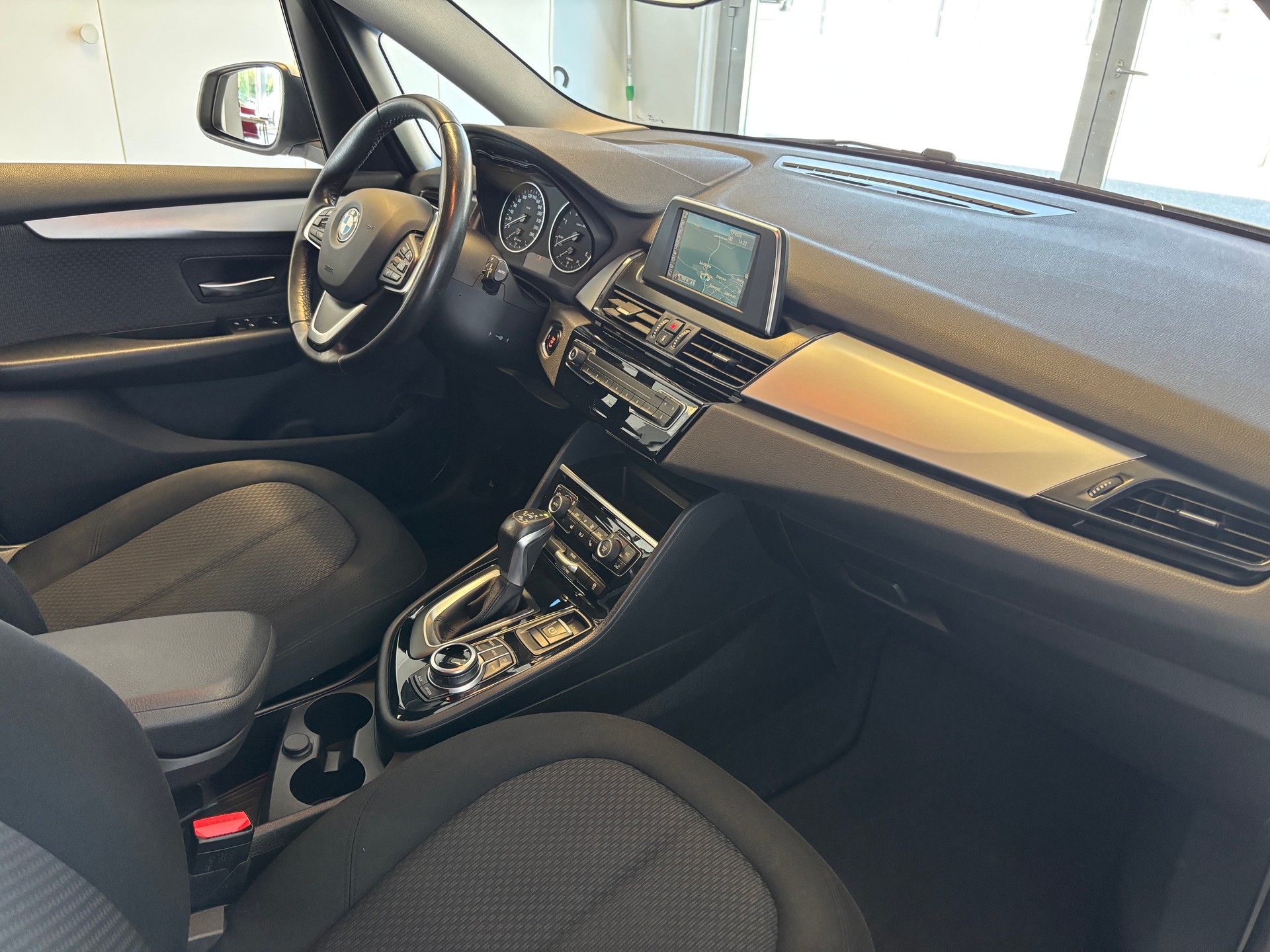 BMW 220d xDrive Active Tourer Steptronic-image-6
