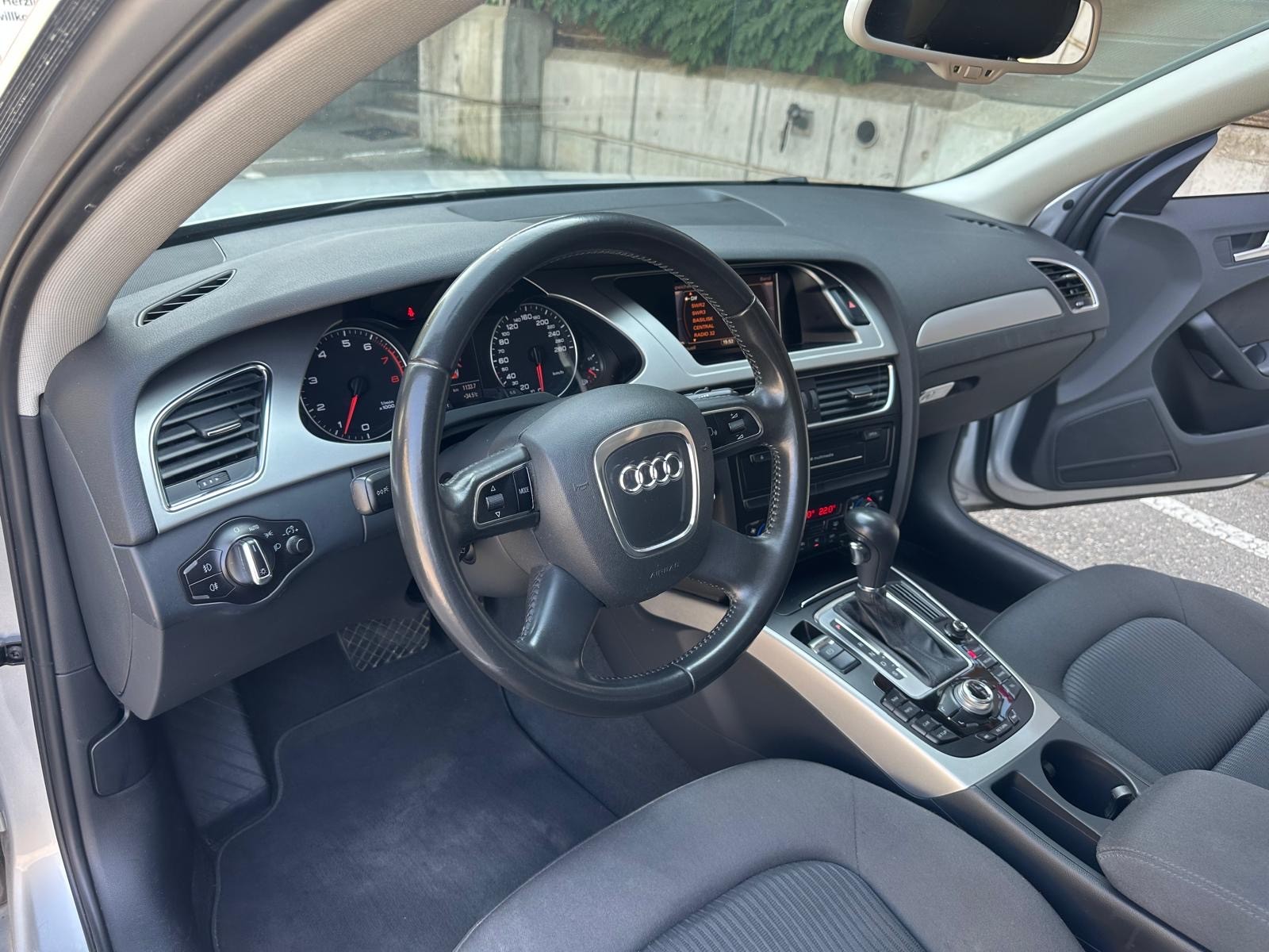 AUDI A4 Avant 1.8 TFSI multitronic-image-8